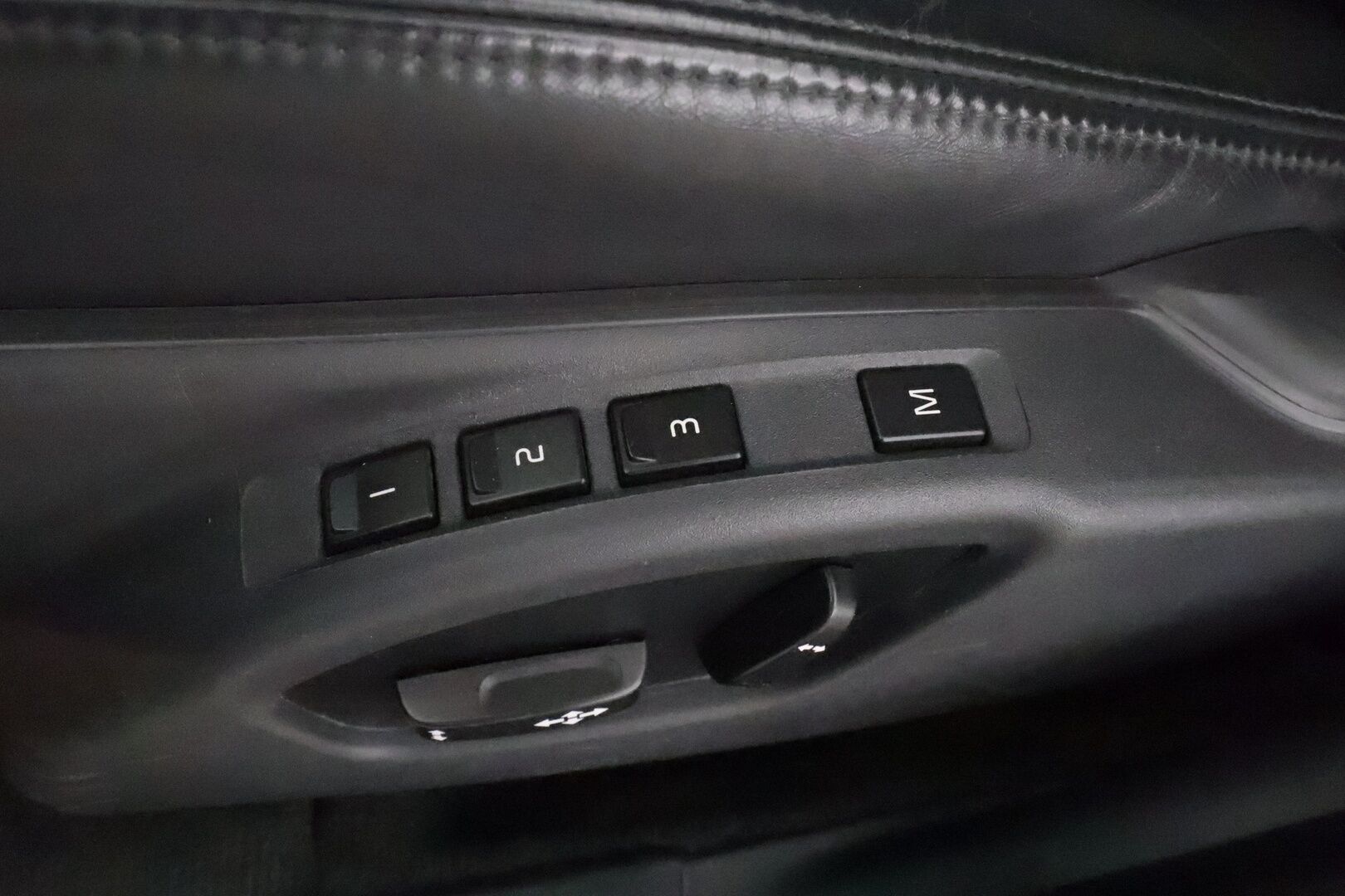 Volvo S80 2013 D4 Summum aut **Webasto / Lasikattoluukku / P.tutkat / Muistipenkki / Navi / Vakkari / KeylessGo / Koukku** - Juuri leimattu! / Kahdet renkaat aluvanteilla / Ei Adblue-järjestelmää