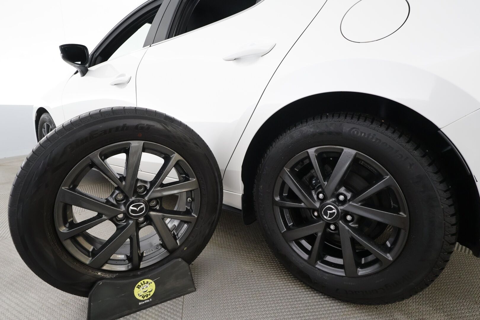 Mazda Mazda3 2020 Hatchback 2,0 (122 hv) SKYACTIV-G Vision Plus Business * ACC / HUD  / LED / P.Kamera / Navi / Kaistavahti / Keyless * - Kahdet renkaat aluvanteilla - HULLUT AVAJAISHULINAT KORKOTARJOUS 3,29 %