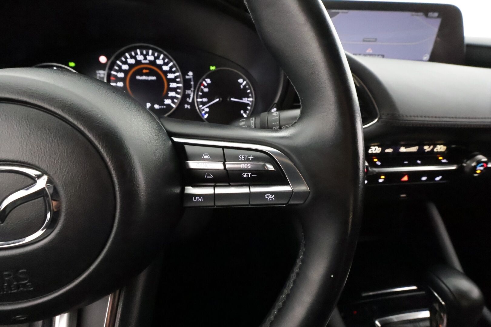 Mazda Mazda3 2020 Hatchback 2,0 (122 hv) SKYACTIV-G Vision Plus Business * ACC / HUD  / LED / P.Kamera / Navi / Kaistavahti / Keyless * - Kahdet renkaat aluvanteilla - HULLUT AVAJAISHULINAT KORKOTARJOUS 3,29 %