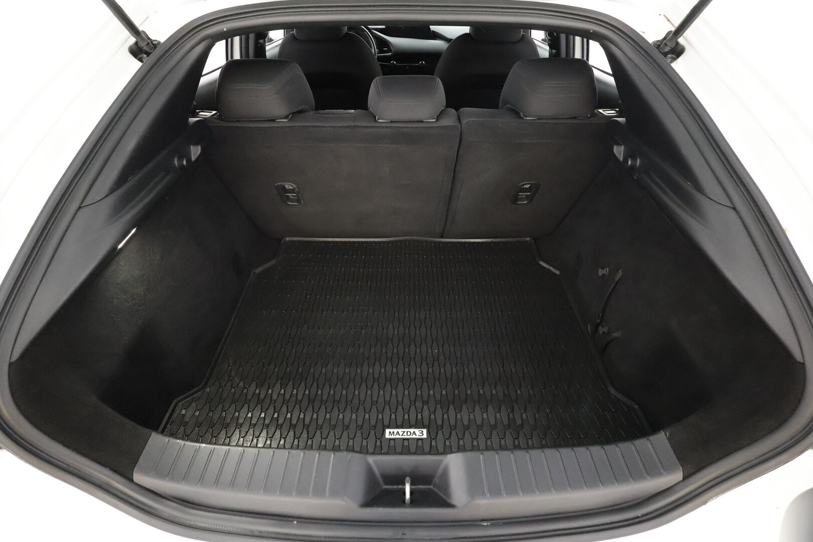 Mazda Mazda3 2020 Hatchback 2,0 (122 hv) SKYACTIV-G Vision Plus Business * ACC / LED / P.Kamera / Navi / Kaistavahti / Keyless / HUD * - Kahdet renkaat aluvanteilla