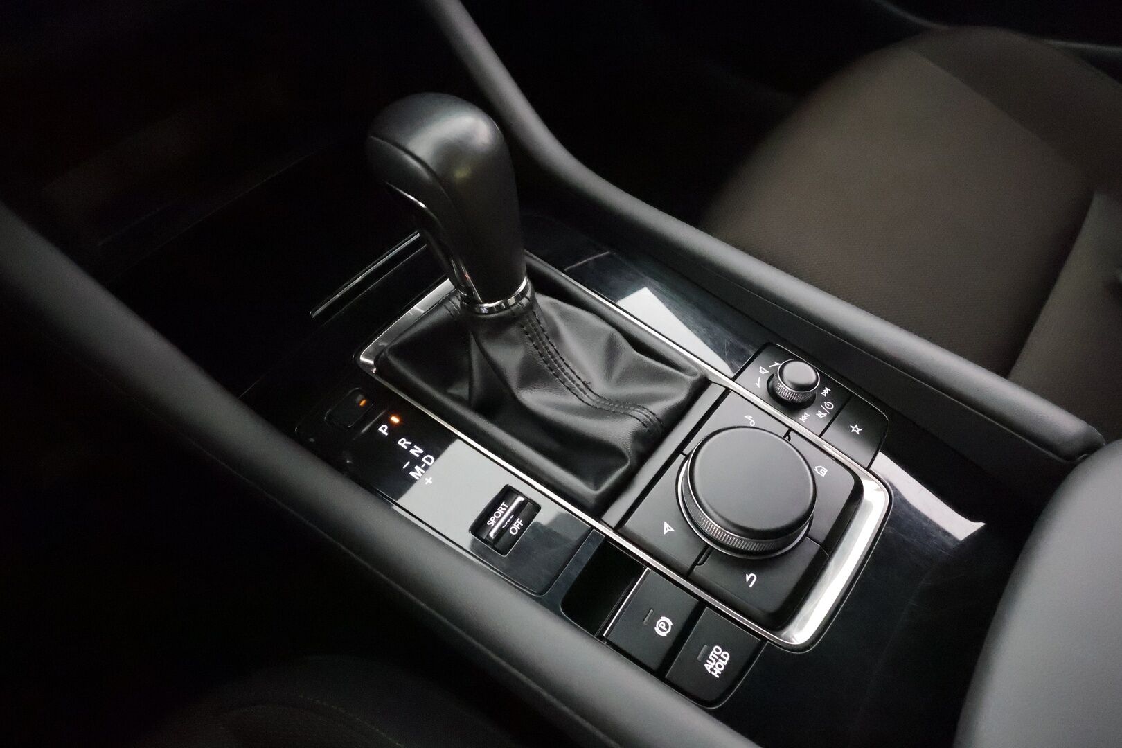 Mazda Mazda3 2020 Hatchback 2,0 (122 hv) SKYACTIV-G Vision Plus Business * ACC / LED / P.Kamera / Navi / Kaistavahti / Keyless / HUD * - Kahdet renkaat aluvanteilla