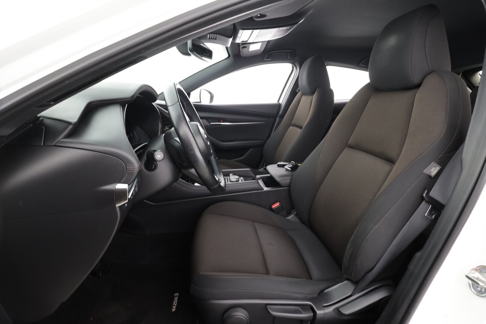 Mazda Mazda3 2020 Hatchback 2,0 (122 hv) SKYACTIV-G Vision Plus Business * ACC / LED / P.Kamera / Navi / Kaistavahti / Keyless / HUD * - Kahdet renkaat aluvanteilla