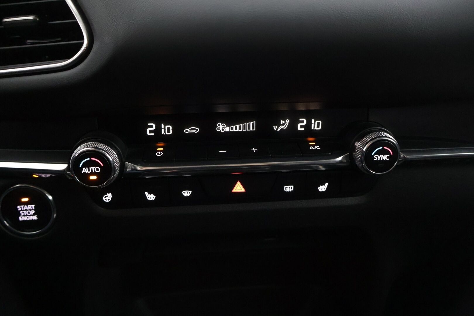 Mazda CX-30 2020 2,0 M Hybrid Skyactiv-G Luxury AT * BOSE / 360 / Adapt. vakkari / KeylessGo / Navi * - * Suomi-auto / Kahdet renkaat Mazdan omilla alumiinivanteilla! / Lohko- ja sisätilanlämmitin *