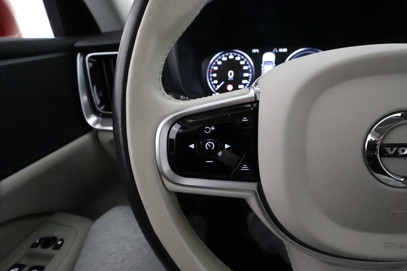 Volvo S60 2020 T8 TwE AWD Business Inscription aut * Webasto / ACC / LED / P.kamera / Sportpenkki Muistilla / Navi / Kaistavahti * - Suomi-auto / 2x Latauskaapelit / Kahdet Renkaat / Merkkihuollettu!