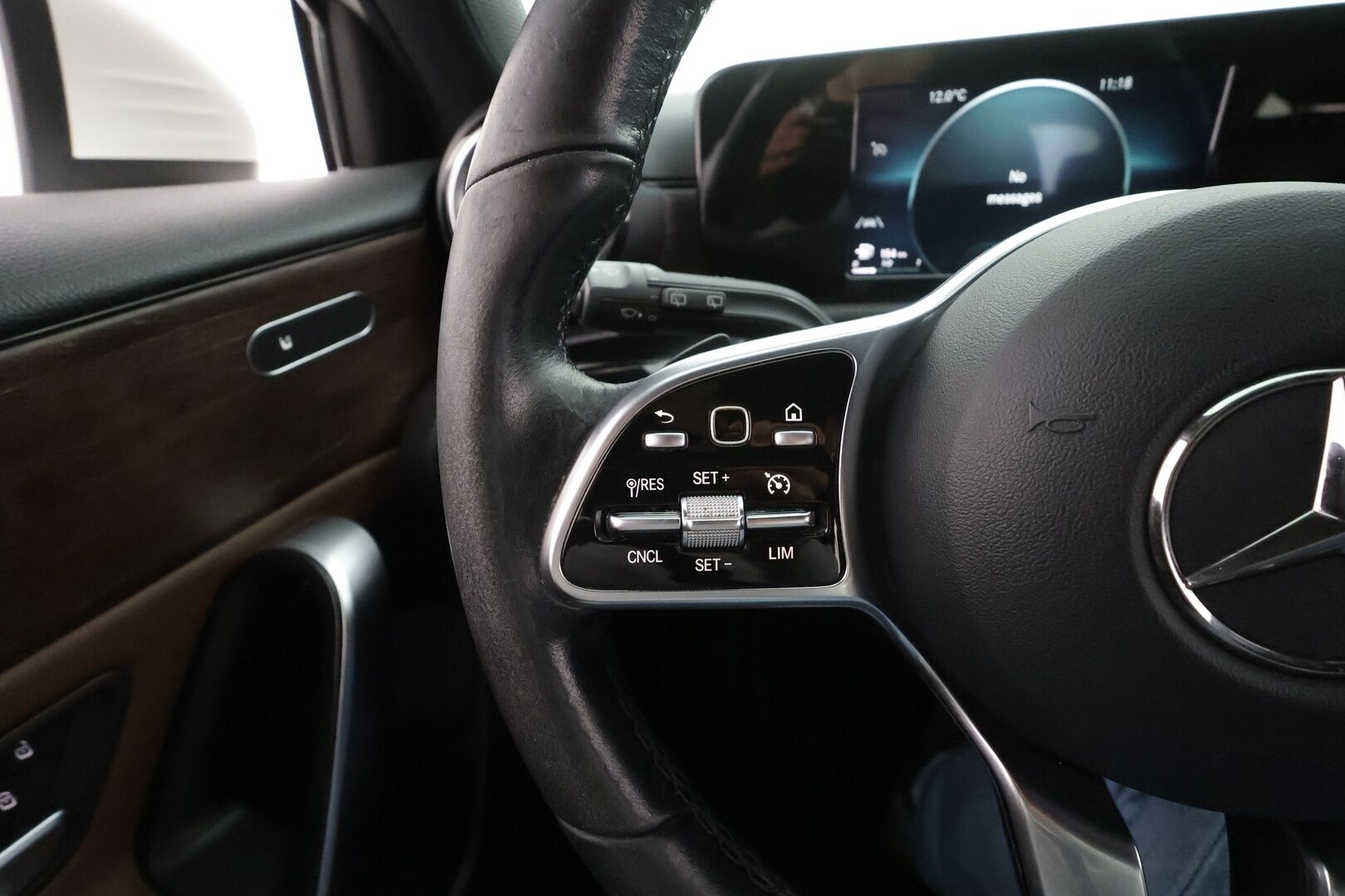 Mercedes-Benz A 2020 180 A Business Style * LED-High Performance / P.Kamera / Sportpenkit / Digimittaristo / Vakkari / Kaistavahti * - Suomi-auto / Kahdet renkaat