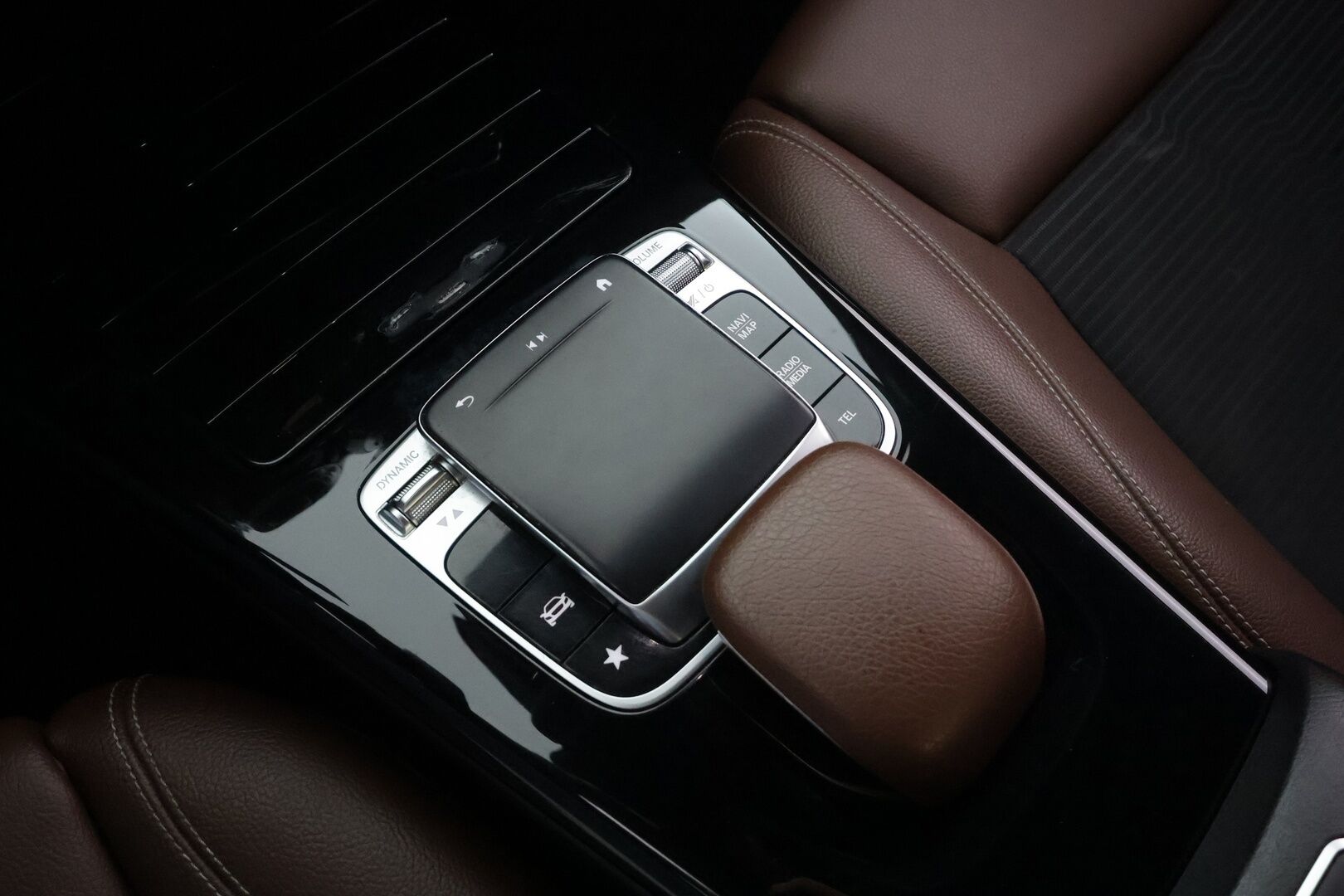 Mercedes-Benz A 2020 180 A Business Style * LED-High Performance / P.Kamera / Sportpenkit / Digimittaristo / Vakkari / Kaistavahti * - Suomi-auto / Kahdet renkaat - HULLUT AVAJAISHULINAT KORKOTARJOUS 3,29 %