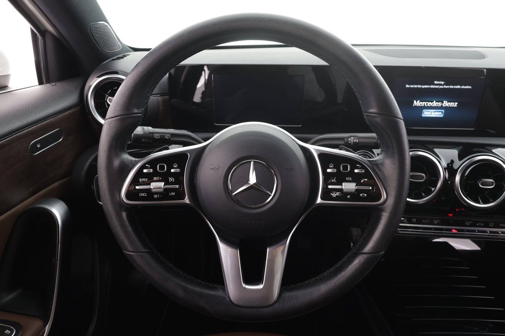Mercedes-Benz A 2020 180 A Business Style - | LED-High Performance | P.Kamera | Sportpenkit | Digimittaristo | Vakkari | Kaistavahti | Suomi-auto | 2x renkaat&alumiinivanteet |