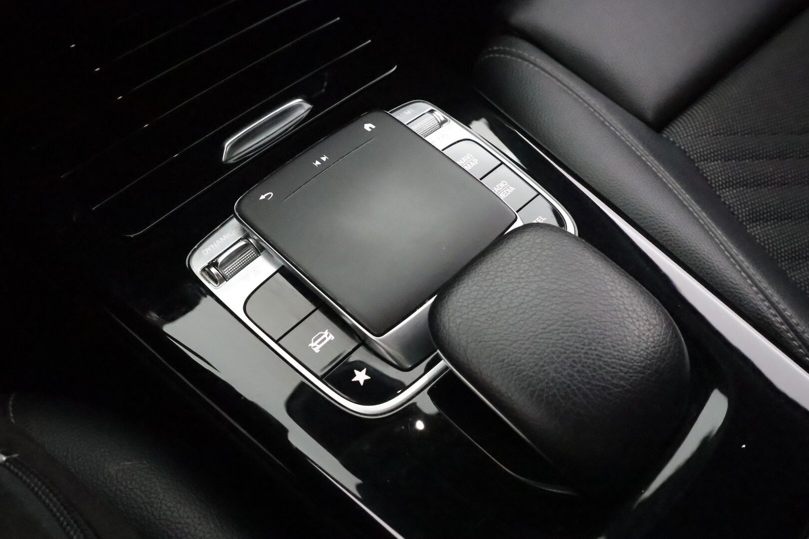 Mercedes-Benz A 2020 180 A Business Style * Vakkari / Widescreen / Puolinahat / P.Kamera / LED / Sporttipenkit * - Suomi-auto / Kahdet Renkaat