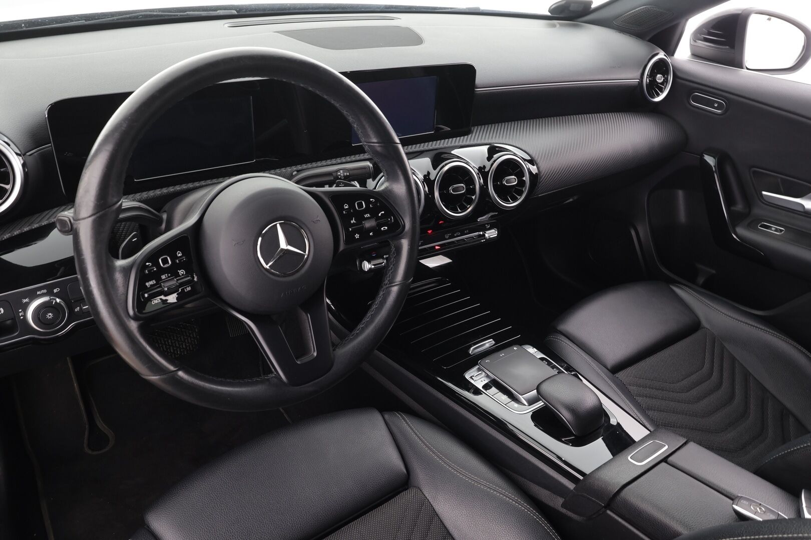 Mercedes-Benz A 2020 180 A Business Style * Vakkari / Widescreen / Puolinahat / P.Kamera / LED / Sporttipenkit * - Suomi-auto / Kahdet Renkaat