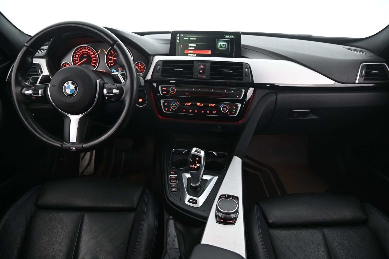 BMW 330 2017 F30 Sedan iPerformance M-Sport **Kattoluukku / H&K / Surround View / Comfort Access / Sporttinahat / Ratinlämmitin*