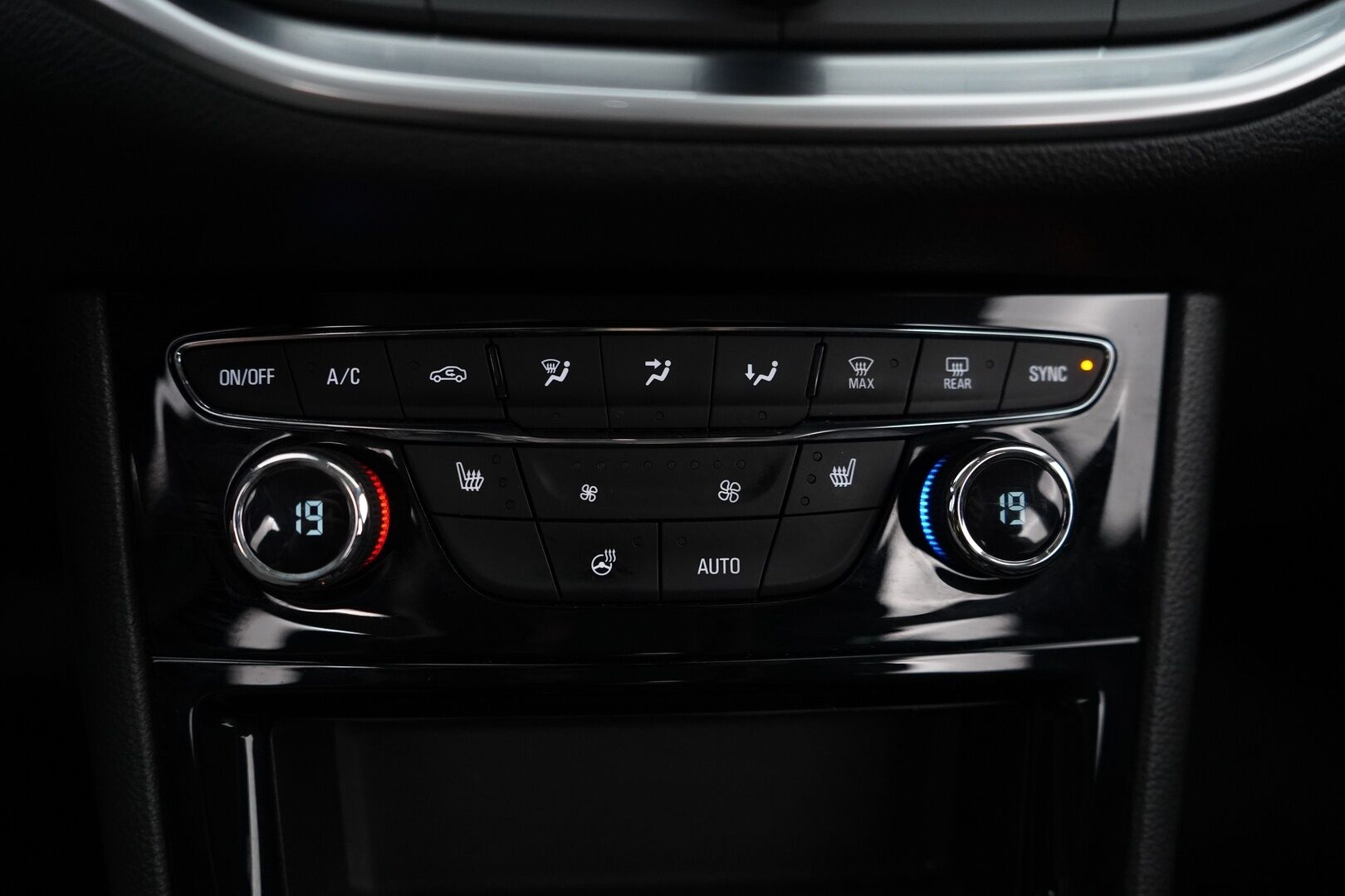 Opel Astra 2019 5-ov Innovation Plus 150 Turbo A * Vakkari / Kamera / Navi / Lohko / Ratinlämmitin* - Myydään juuri leimattuna / Kahdet renkaat / Säännöllinen huoltohistoria