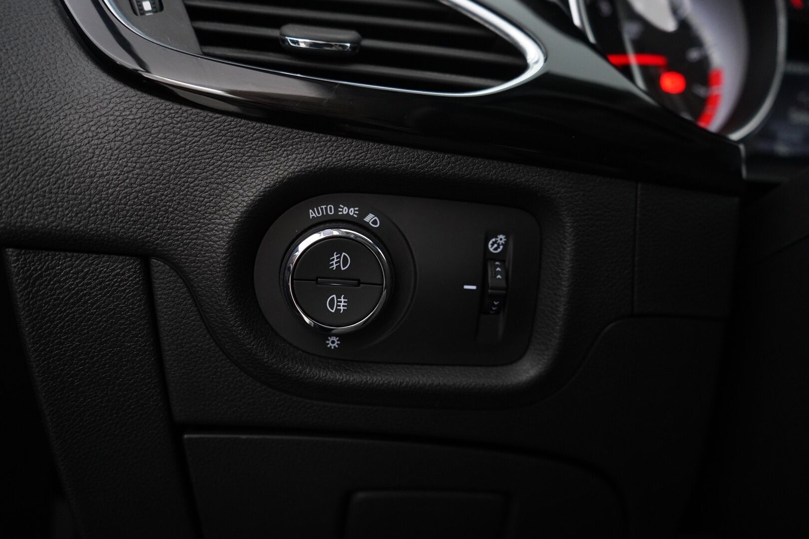 Opel Astra 2019 5-ov Innovation Plus 150 Turbo A * Vakkari / Kamera / Navi / Lohko / Ratinlämmitin* - Myydään juuri leimattuna / Kahdet renkaat / Säännöllinen huoltohistoria