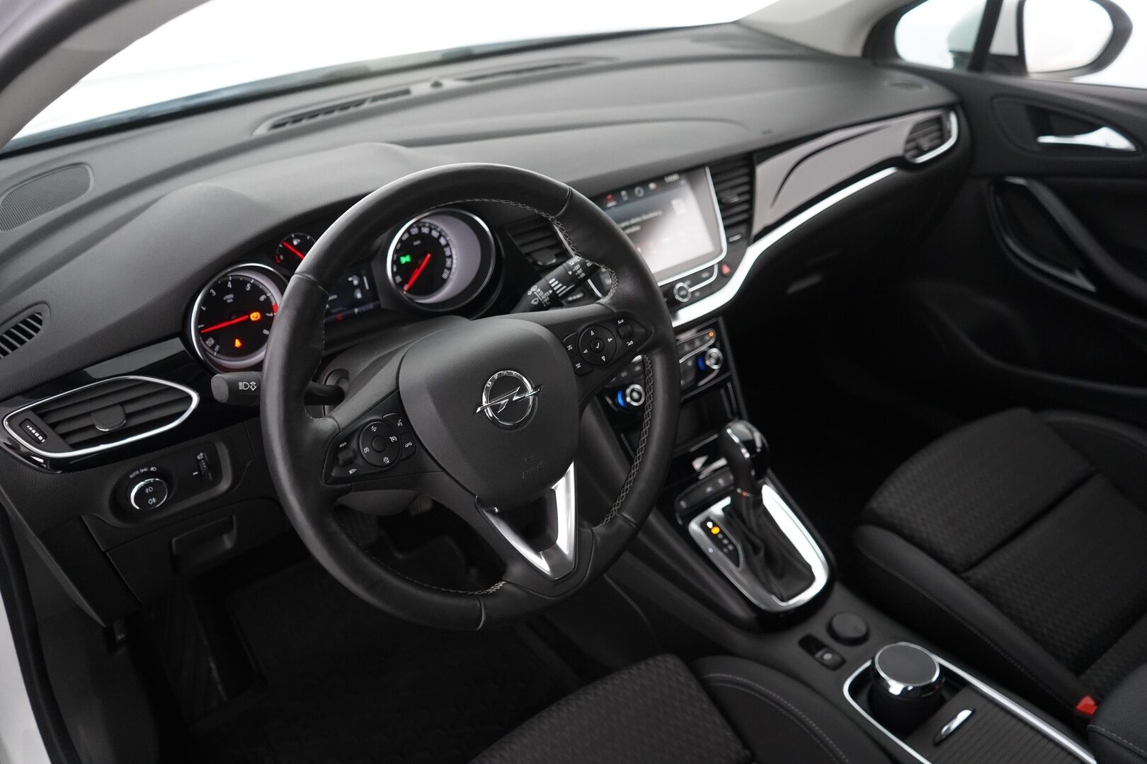 Opel Astra 2019 5-ov Innovation Plus 150 Turbo A * Vakkari / Kamera / Navi / Lohko / Ratinlämmitin* - Myydään juuri leimattuna / Kahdet renkaat / Säännöllinen huoltohistoria