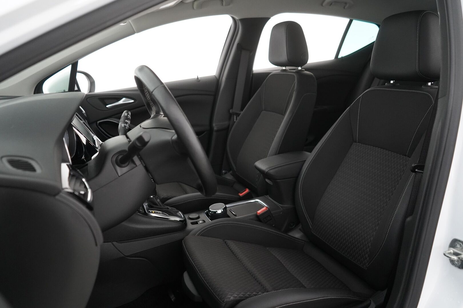 Opel Astra 2019 5-ov Innovation Plus 150 Turbo A * Vakkari / Kamera / Navi / Lohko / Ratinlämmitin* - Myydään juuri leimattuna / Kahdet renkaat / Säännöllinen huoltohistoria