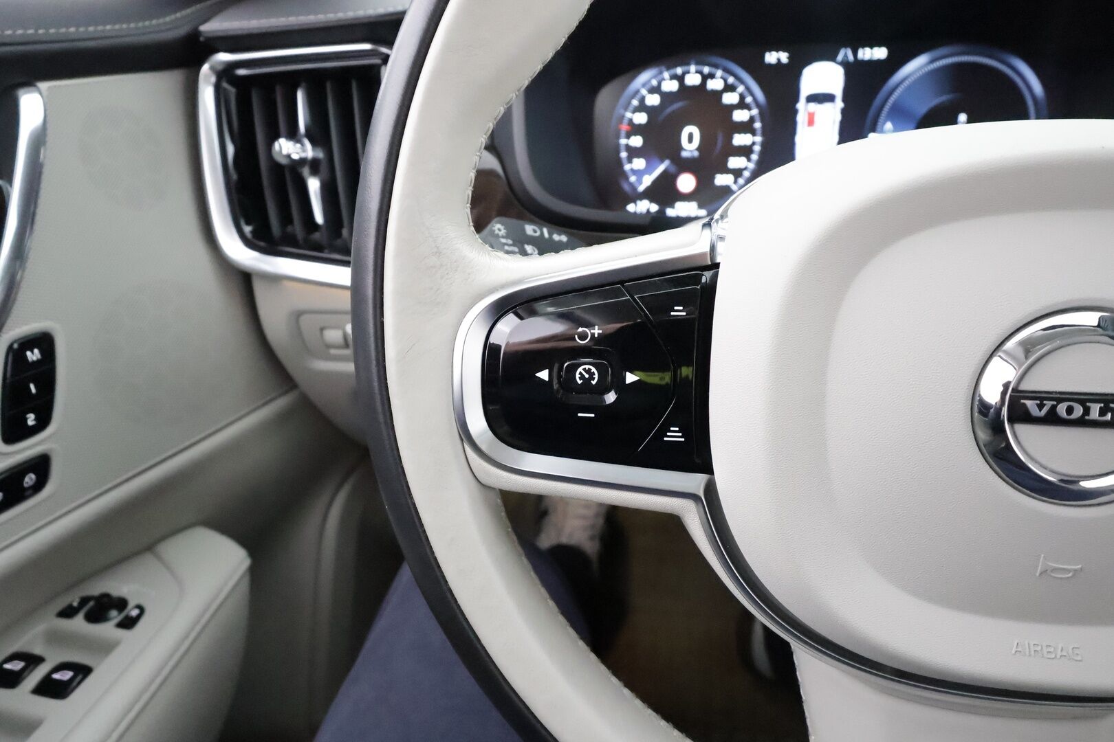 Volvo S90 2020 T8 TwE AWD Inscription aut * Webasto / Vetokoukku / Adapt.Vakkari / Kattoluukku / Muistipenkki / Keyless / P-Tutkat - Suomi-auto / Kahdet renkaat aluvanteilla / Merkkihuollettu - HULLUT AVAJAISHULINAT KORKOTARJOUS 3,29 %