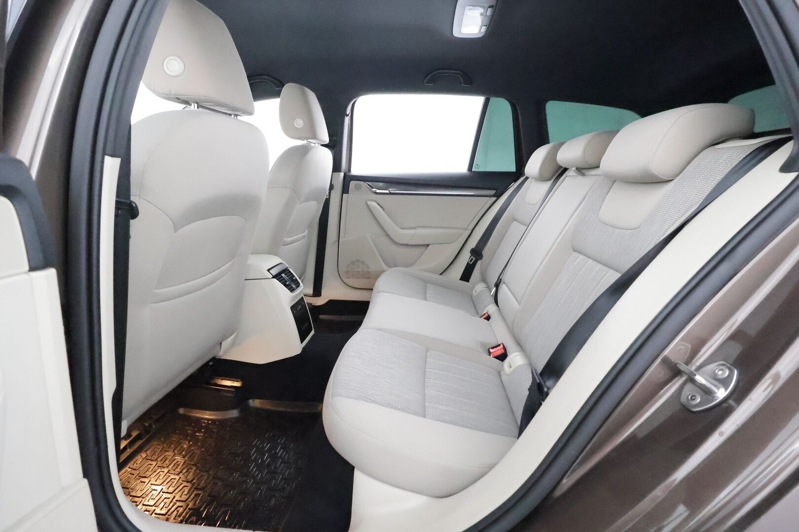 Skoda Octavia 2020 Combi 2,0 TDI 150 Style BusinessLine DSG Autom. **Webasto / Koukku / Adapt.Vakkari / P. Kamera / LED-valot / Canton** - Navi / Kaistavahti  / Digimittaristo / Apple&Android / KeylessGO / 2x Renkaat