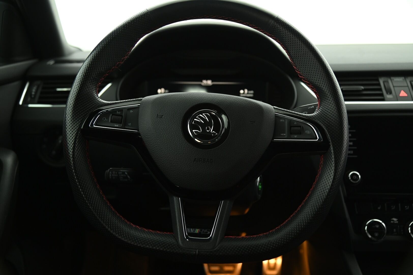 Skoda Octavia 2019 Combi 2,0 TDI 184 4x4 RS BusinessLine DSG Aut. **Webasto / ACC / Digimittari / P-Kamera / Koukku / S-Luukku / KeyLessGo / Ratinlämmitin / BLIS / Sporttipenkit** - Tehokas / Hyvin huollettu!