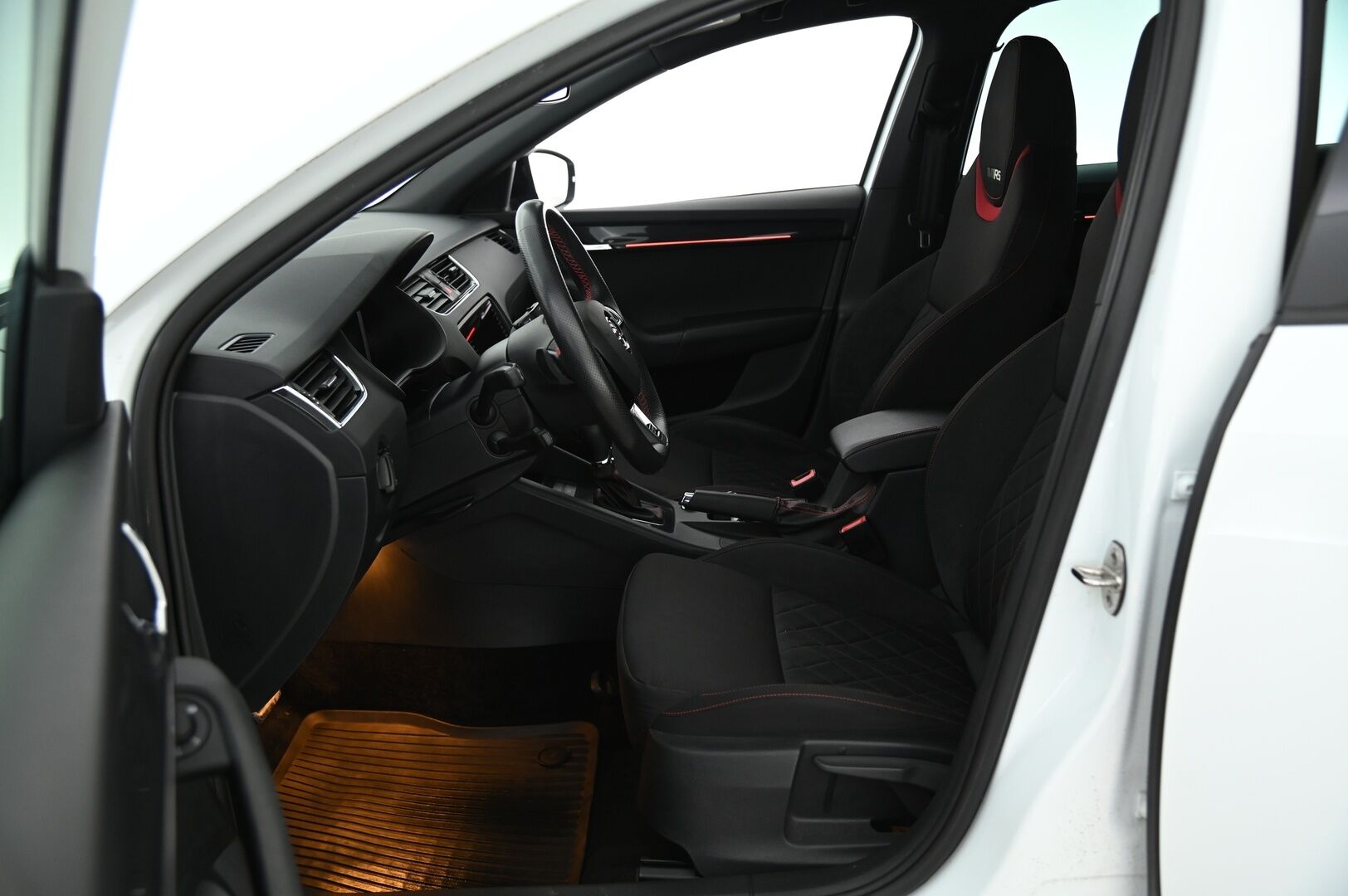 Skoda Octavia 2019 Combi 2,0 TDI 184 4x4 RS BusinessLine DSG Aut. **Webasto / ACC / Digimittari / P-Kamera / Koukku / S-Luukku / KeyLessGo / Ratinlämmitin / BLIS / Sporttipenkit** - Tehokas / Hyvin huollettu!