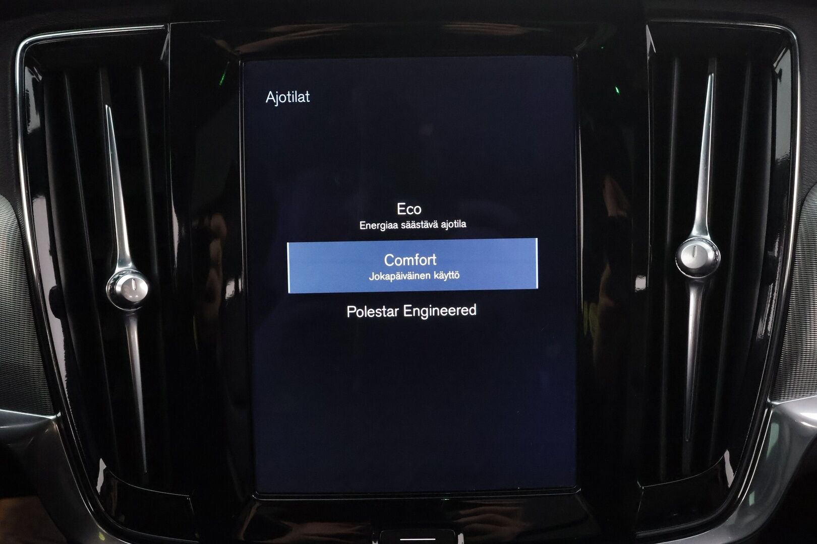 Volvo V90 2017 D5 AWD Inscription aut * Webasto / Koukku / Panorama / B&O / ACC / Full-LED / 360° / Sportnahat Muistilla * - Kahdet renkaat 