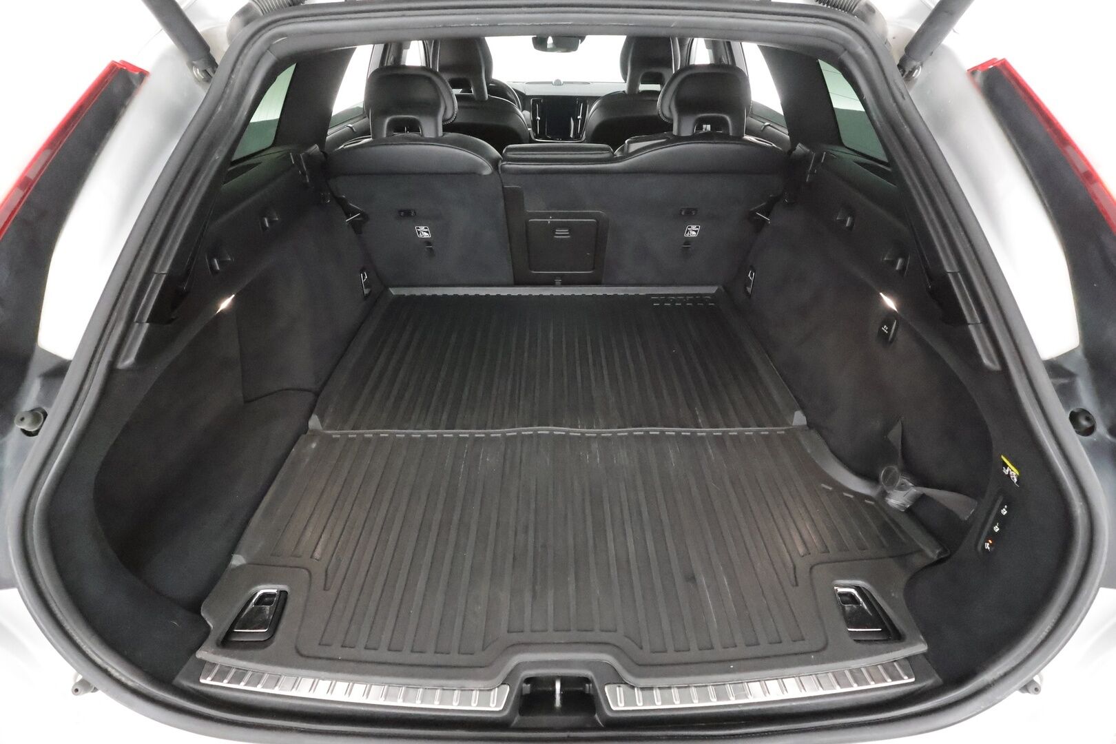 Volvo V90 2017 D5 AWD Inscription aut * Webasto / Koukku / Panorama / B&O / ACC / Full-LED / 360° / Sportnahat Muistilla * - Kahdet renkaat 