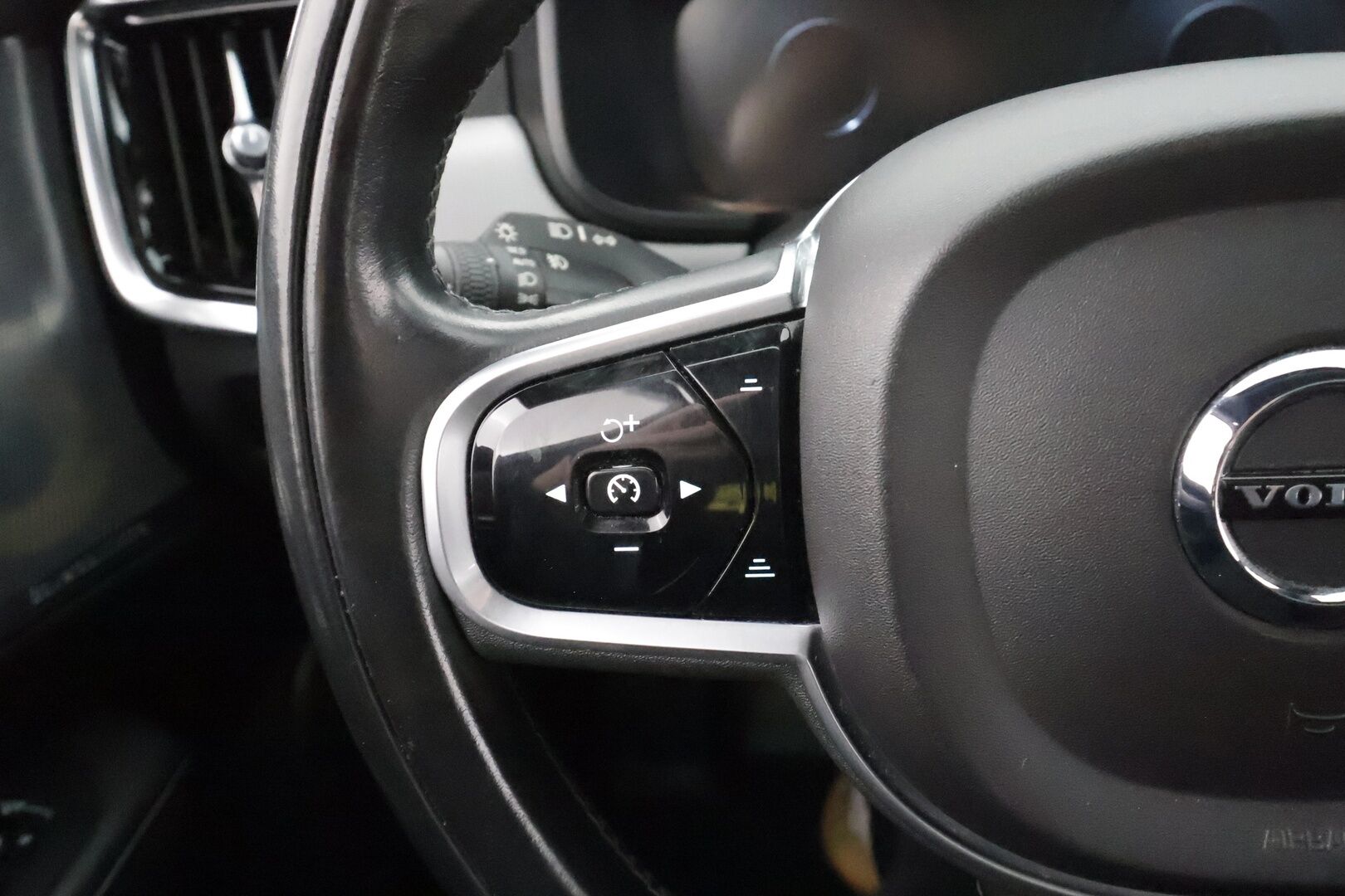 Volvo V90 2017 D5 AWD Inscription aut * Webasto / Koukku / Panorama / B&O / ACC / Full-LED / 360° / Sportnahat Muistilla * - Kahdet renkaat 