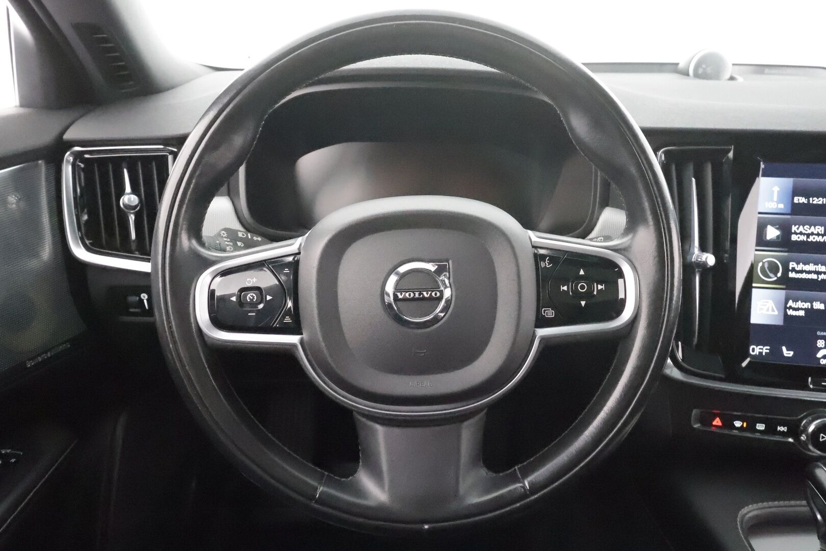 Volvo V90 2017 D5 AWD Inscription aut * Webasto / Koukku / Panorama / B&O / ACC / Full-LED / 360° / Sportnahat Muistilla * - Kahdet renkaat 