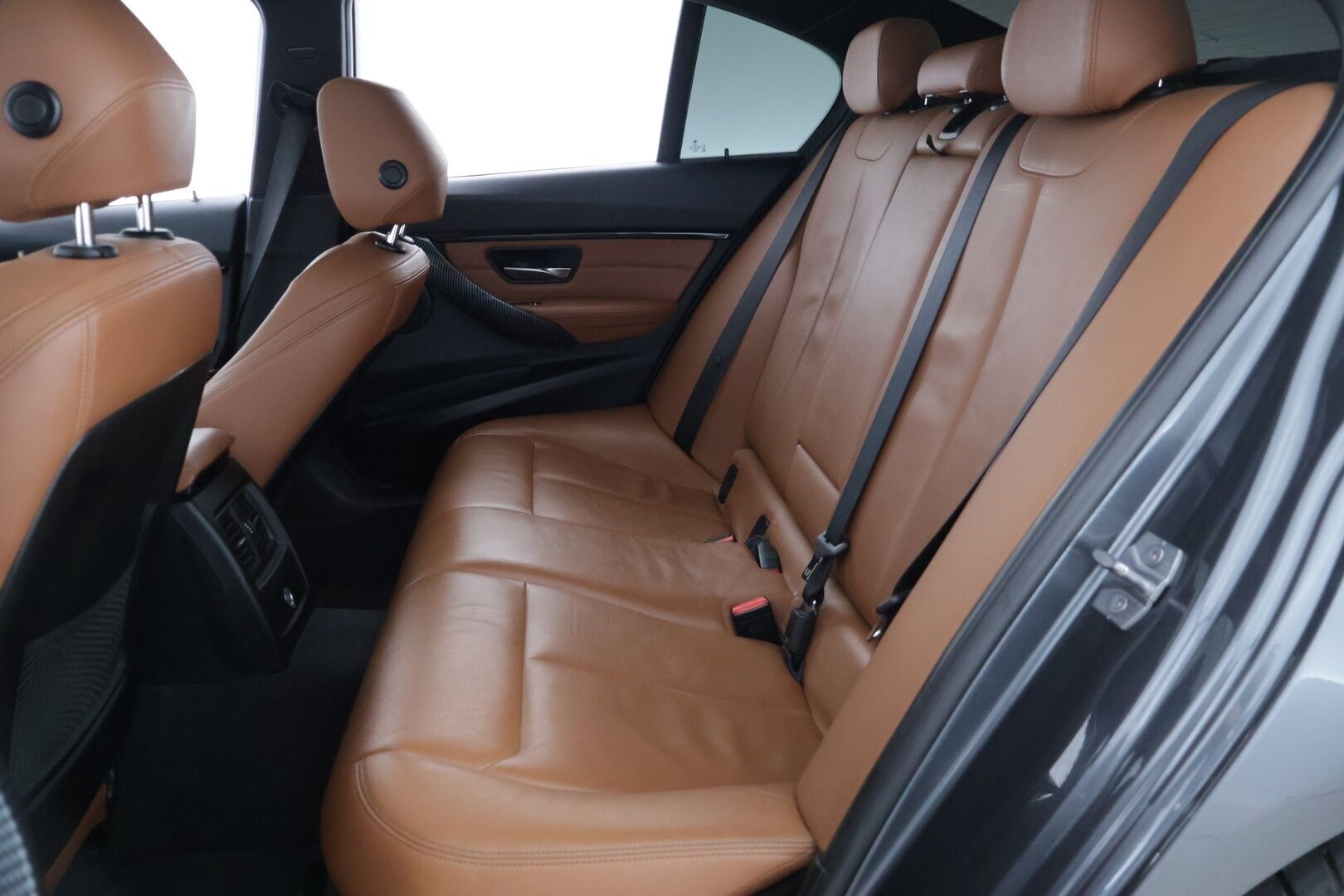 BMW 330 2016 e M-Sport **Sporttipenkit / HUD / Kattoluukku / Prof. Navi / 360° ** - Kahdet renkaat aluvanteilla / Laturit / väriä vaihtavat ledit