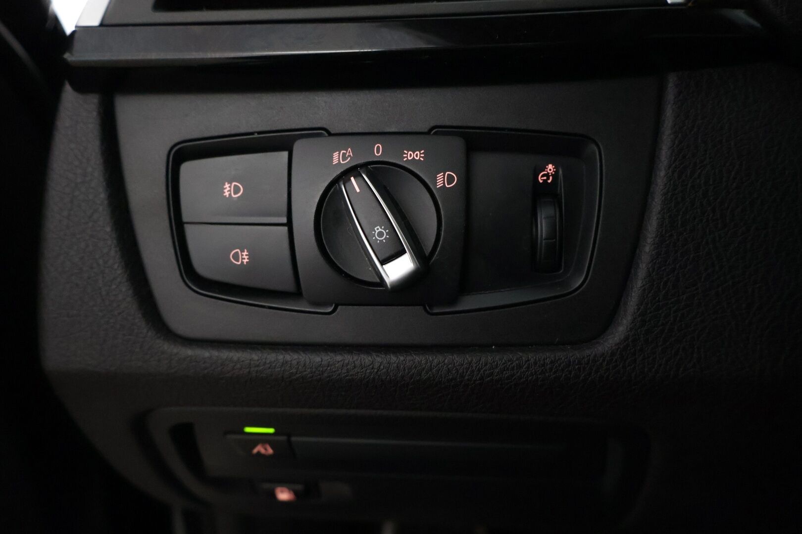 BMW 330 2016 e M-Sport **Sporttipenkit / HUD / Kattoluukku / Prof. Navi / 360° ** - Kahdet renkaat aluvanteilla / Laturit / väriä vaihtavat ledit