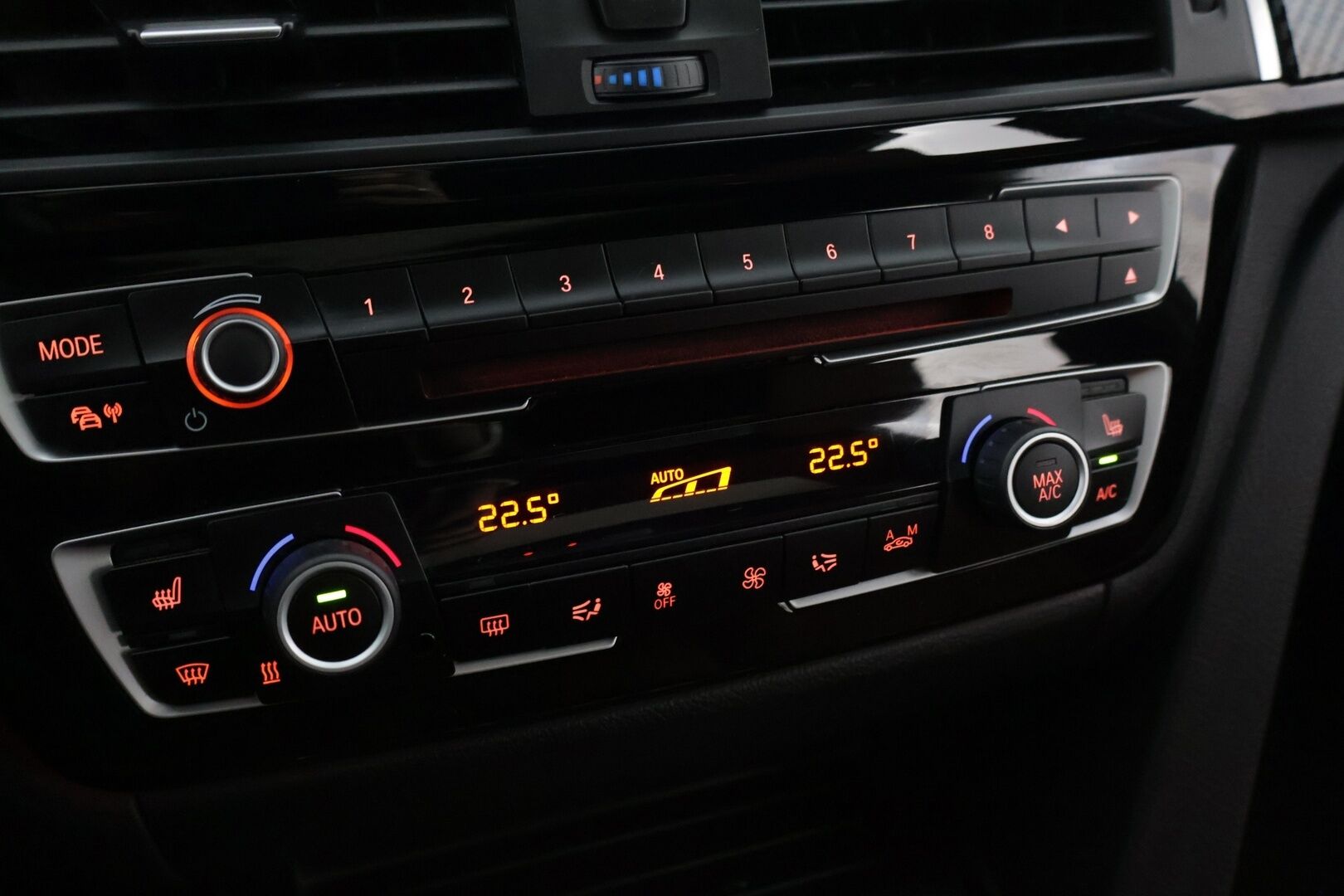BMW 330 2016 e M-Sport **Sporttipenkit / HUD / Kattoluukku / Prof. Navi / 360° ** - Kahdet renkaat aluvanteilla / Laturit / väriä vaihtavat ledit