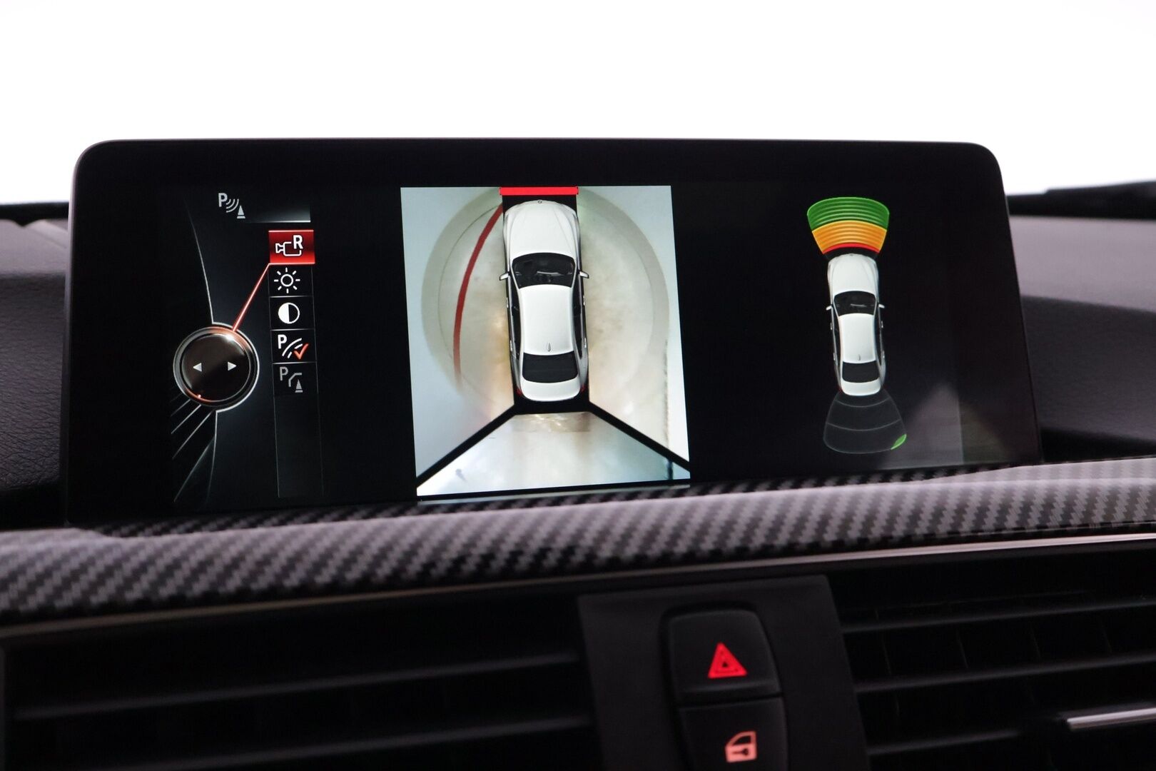 BMW 330 2016 e M-Sport **Sporttipenkit / HUD / Kattoluukku / Prof. Navi / 360° ** - Kahdet renkaat aluvanteilla / Laturit / väriä vaihtavat ledit