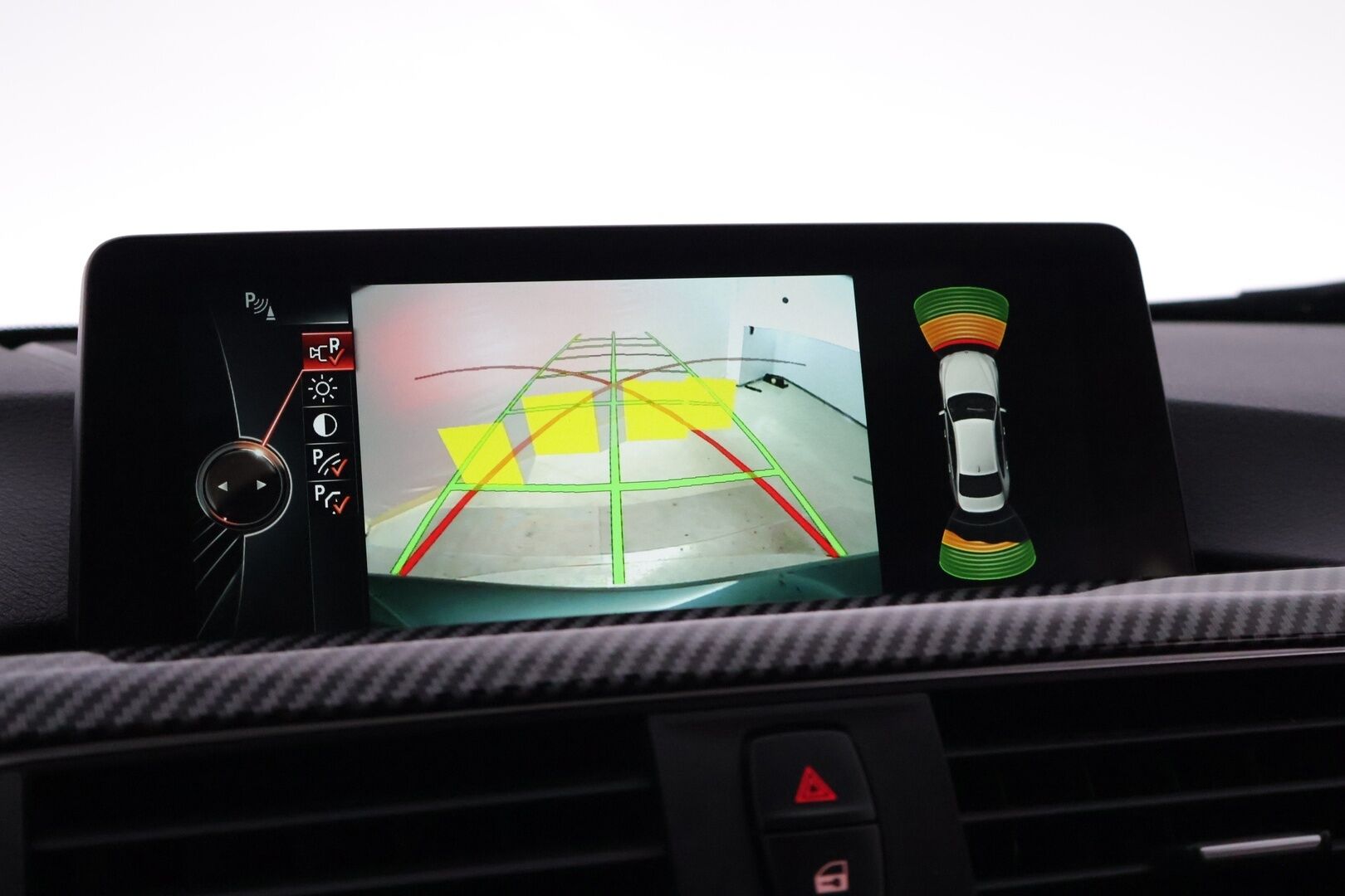 BMW 330 2016 e M-Sport **Sporttipenkit / HUD / Kattoluukku / Prof. Navi / 360° ** - Kahdet renkaat aluvanteilla / Laturit / väriä vaihtavat ledit