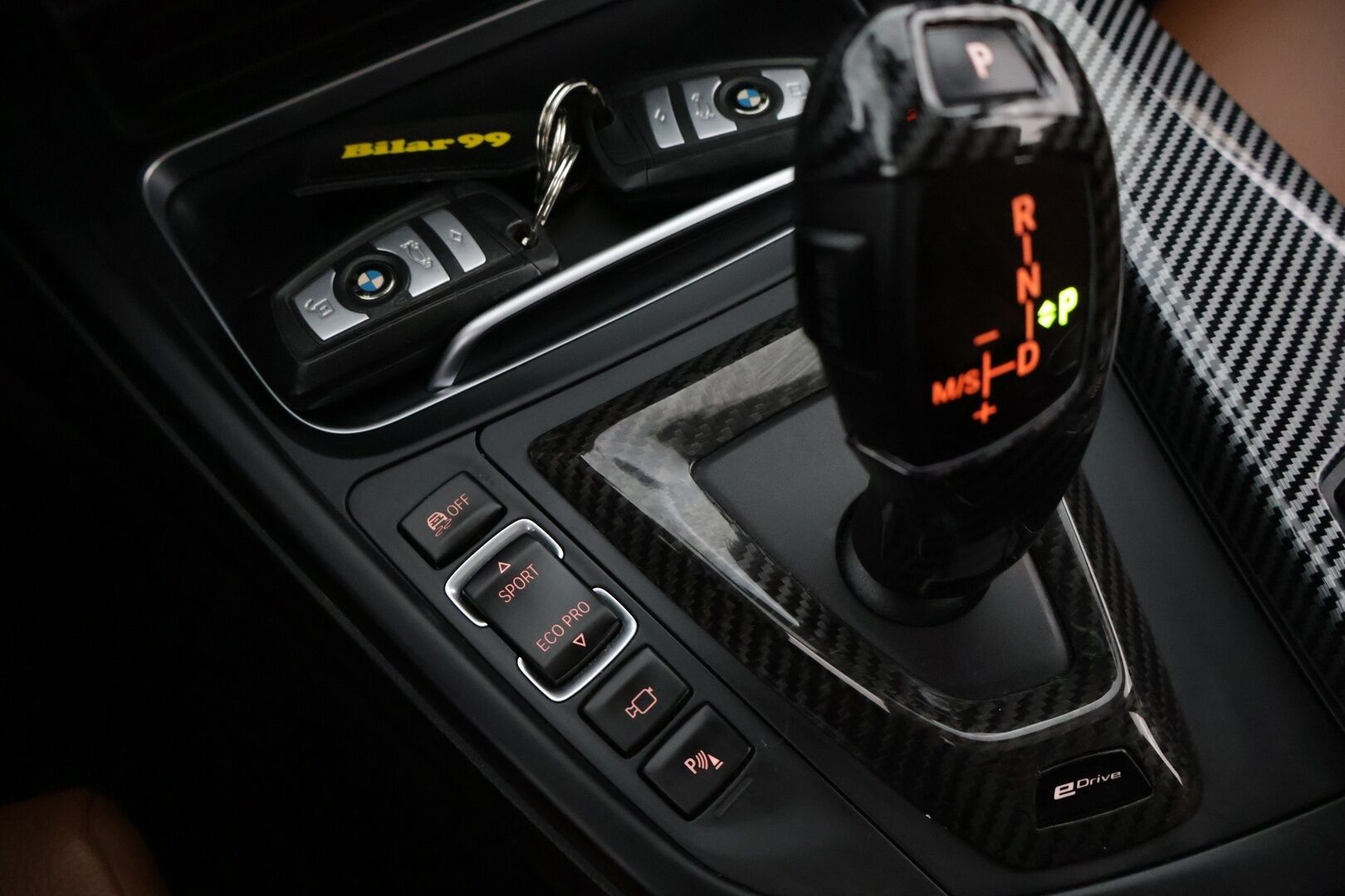 BMW 330 2016 e M-Sport **Sporttipenkit / HUD / Kattoluukku / Prof. Navi / 360° ** - Kahdet renkaat aluvanteilla / Laturit / väriä vaihtavat ledit