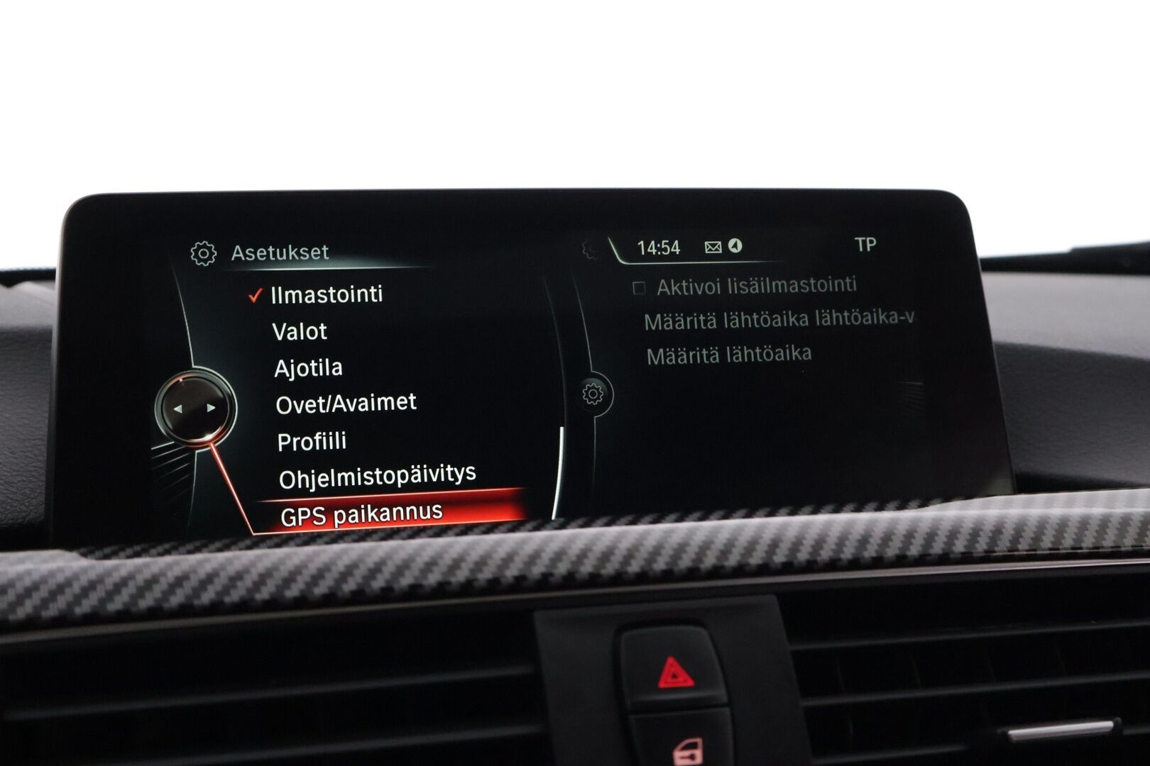 BMW 330 2016 e M-Sport **Sporttipenkit / HUD / Kattoluukku / Prof. Navi / 360° ** - Kahdet renkaat aluvanteilla / Laturit / väriä vaihtavat ledit