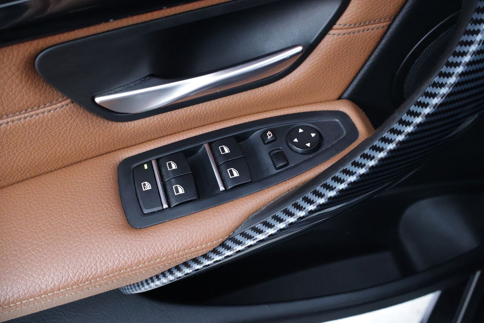 BMW 330 2016 e M-Sport **Sporttipenkit / HUD / Kattoluukku / Prof. Navi / 360° ** - Kahdet renkaat aluvanteilla / Laturit / väriä vaihtavat ledit