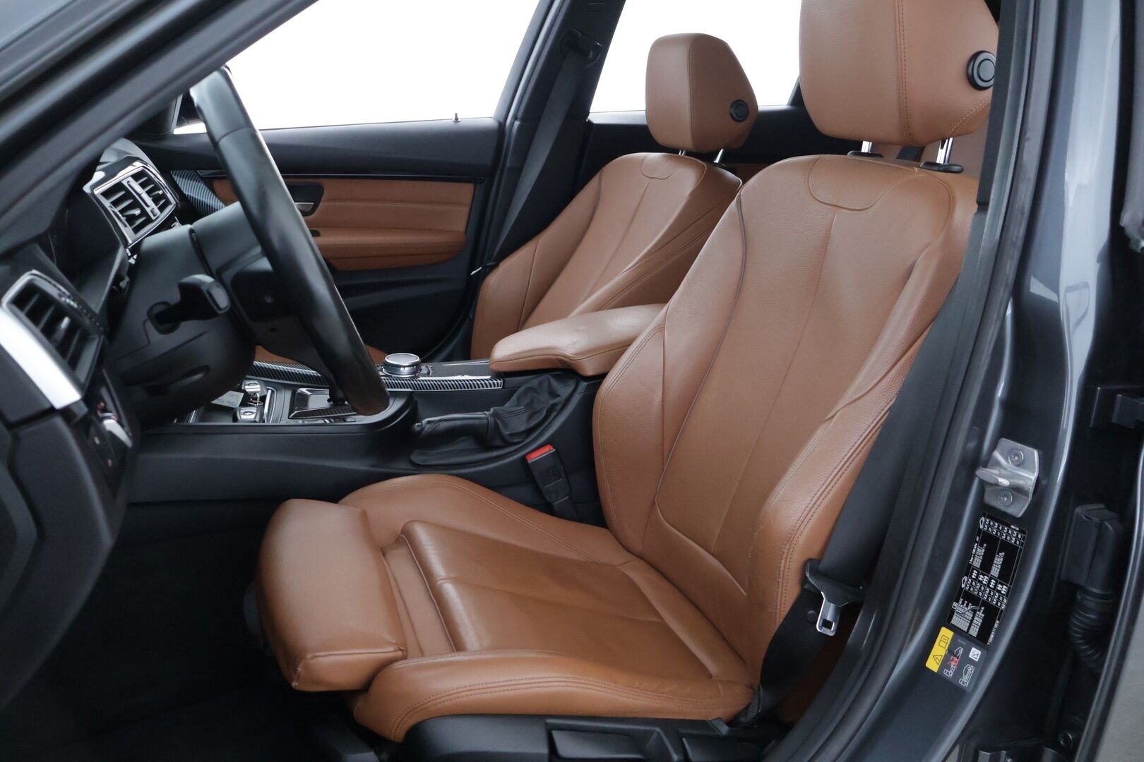 BMW 330 2016 e M-Sport **Sporttipenkit / HUD / Kattoluukku / Prof. Navi / 360° ** - Kahdet renkaat aluvanteilla / Laturit / väriä vaihtavat ledit