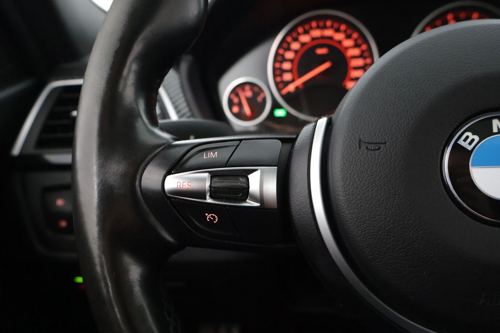 BMW 330 2016 e M-Sport **Sporttipenkit / HUD / Kattoluukku / Prof. Navi / 360° ** - Kahdet renkaat aluvanteilla / Laturit / väriä vaihtavat ledit