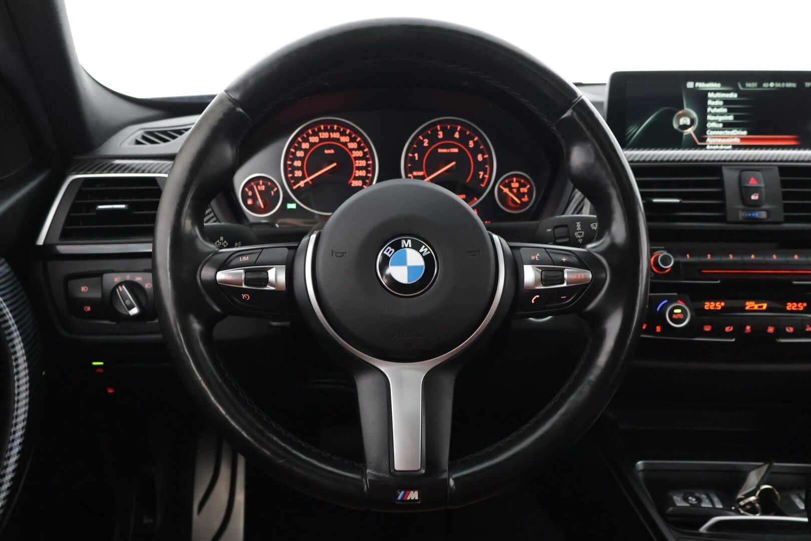 BMW 330 2016 e M-Sport **Sporttipenkit / HUD / Kattoluukku / Prof. Navi / 360° ** - Kahdet renkaat aluvanteilla / Laturit / väriä vaihtavat ledit