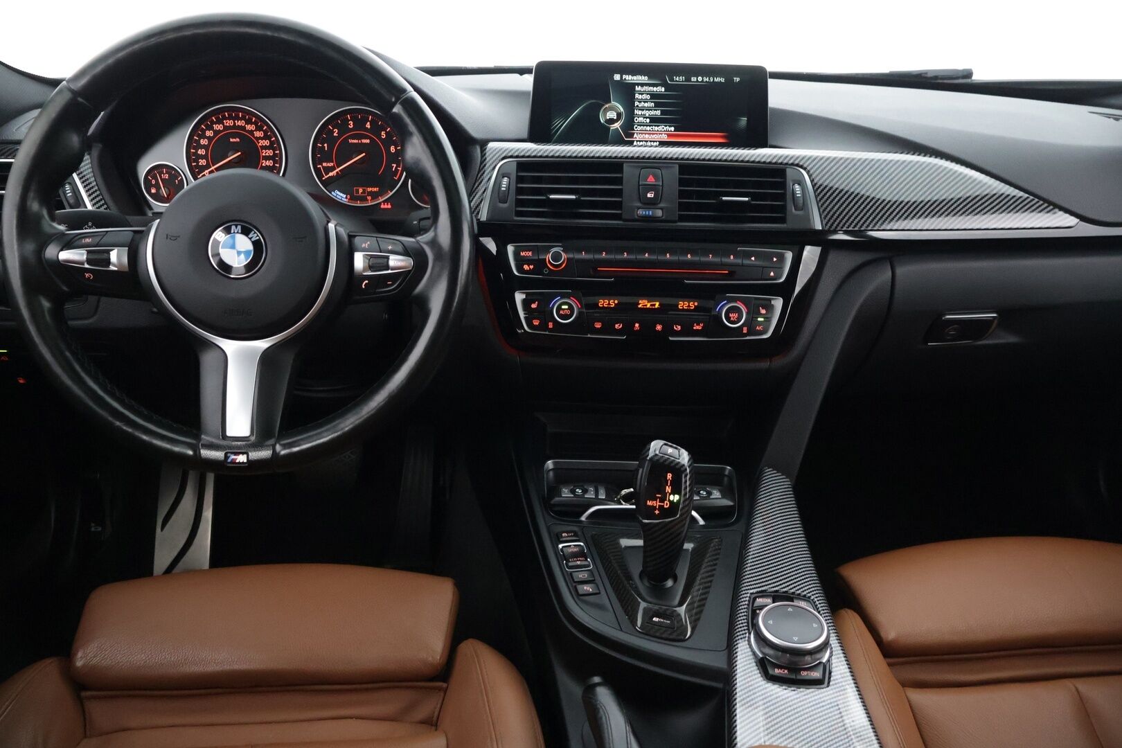 BMW 330 2016 e M-Sport **Sporttipenkit / HUD / Kattoluukku / Prof. Navi / 360° ** - Kahdet renkaat aluvanteilla / Laturit / väriä vaihtavat ledit