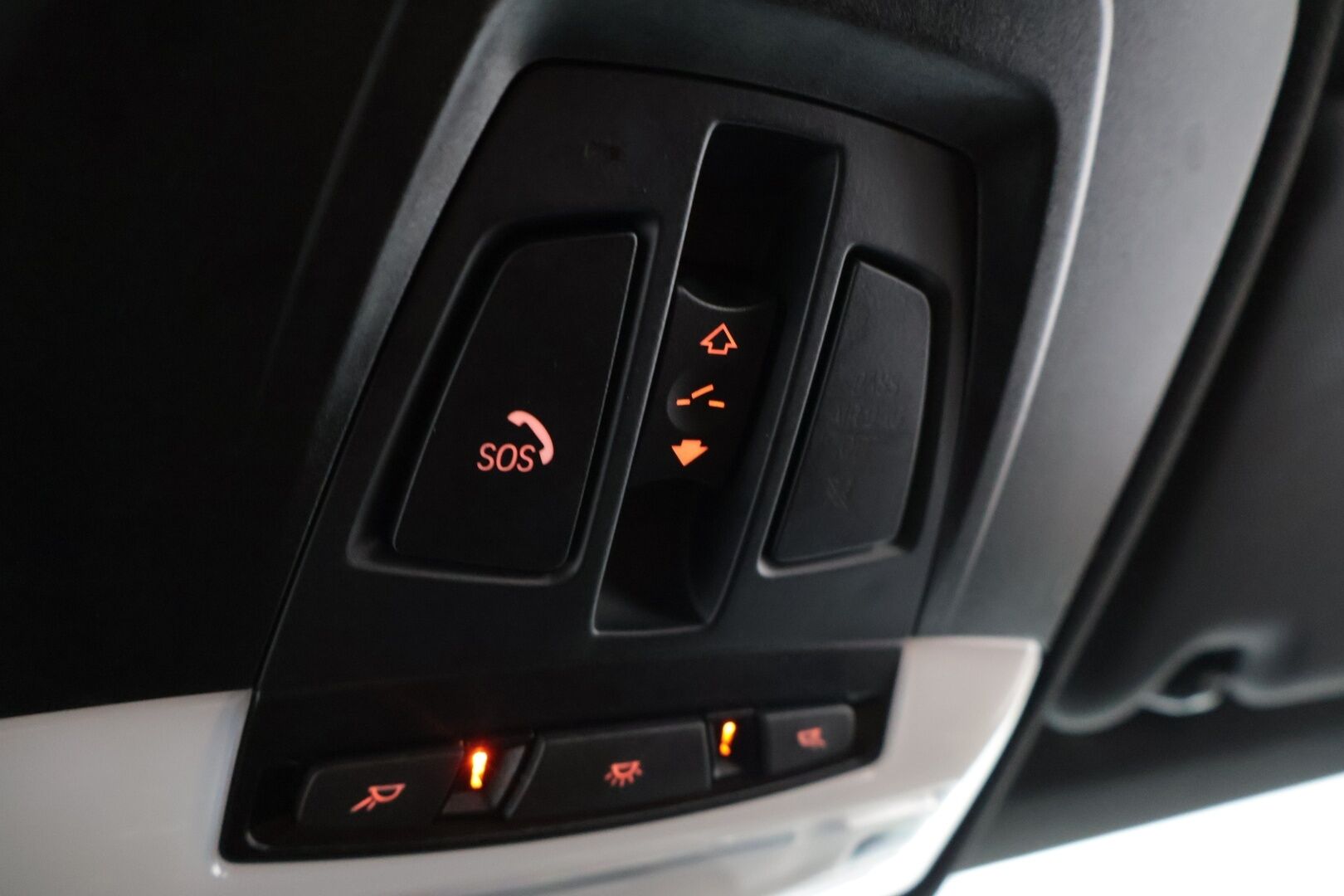 BMW 330 2016 e M-Sport **Sporttipenkit / HUD / Kattoluukku / Prof. Navi / 360° ** - Kahdet renkaat aluvanteilla / Laturit / väriä vaihtavat ledit