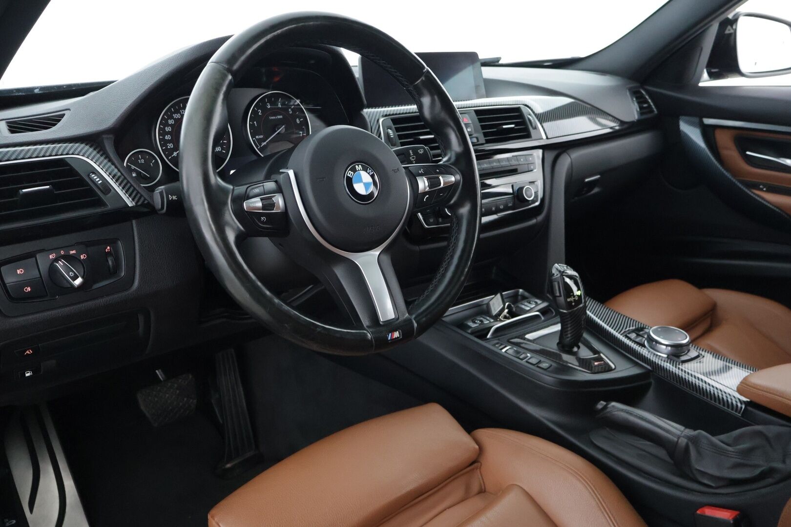 BMW 330 2016 e M-Sport **Sporttipenkit / HUD / Kattoluukku / Prof. Navi / 360° ** - Kahdet renkaat aluvanteilla / Laturit / väriä vaihtavat ledit