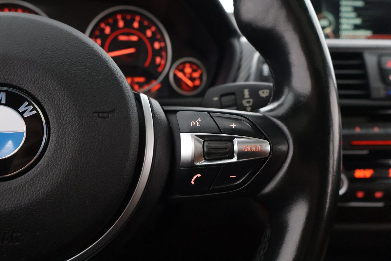 BMW 330 2016 e M-Sport **Sporttipenkit / HUD / Kattoluukku / Prof. Navi / 360° ** - Kahdet renkaat aluvanteilla / Laturit / väriä vaihtavat ledit