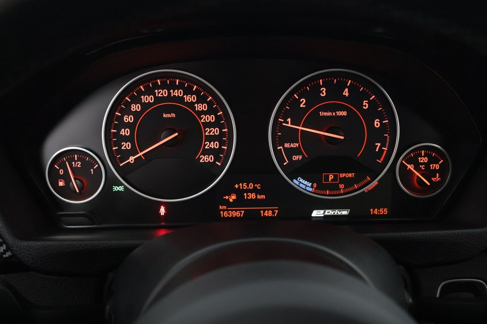 BMW 330 2016 e M-Sport **Sporttipenkit / HUD / Kattoluukku / Prof. Navi / 360° ** - Kahdet renkaat aluvanteilla / Laturit / väriä vaihtavat ledit