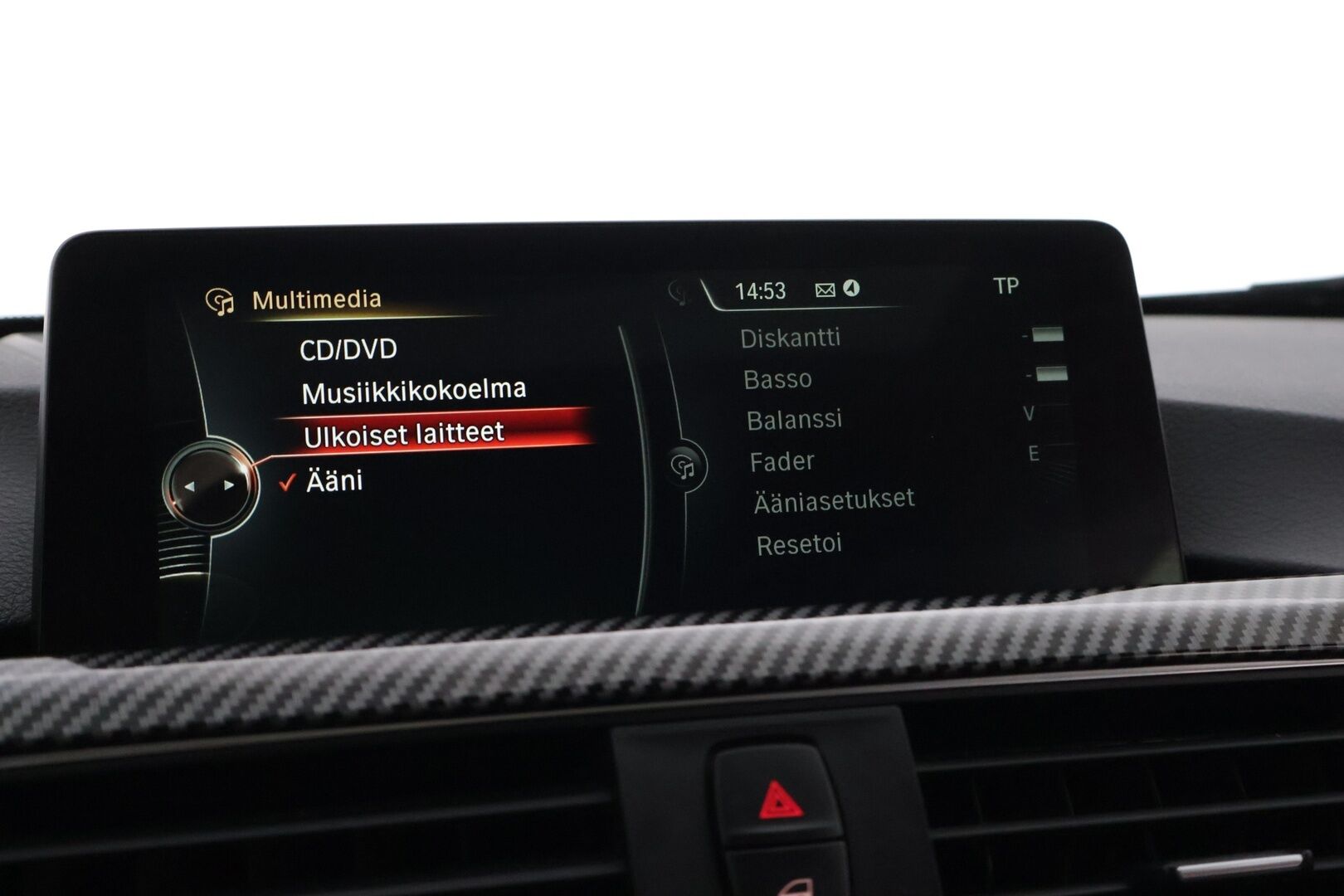 BMW 330 2016 e M-Sport **Sporttipenkit / HUD / Kattoluukku / Prof. Navi / 360° ** - Kahdet renkaat aluvanteilla / Laturit / väriä vaihtavat ledit