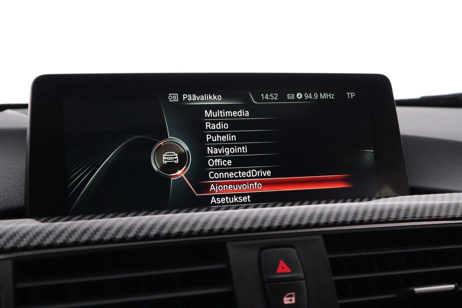 BMW 330 2016 e M-Sport **Sporttipenkit / HUD / Kattoluukku / Prof. Navi / 360° ** - Kahdet renkaat aluvanteilla / Laturit / väriä vaihtavat ledit