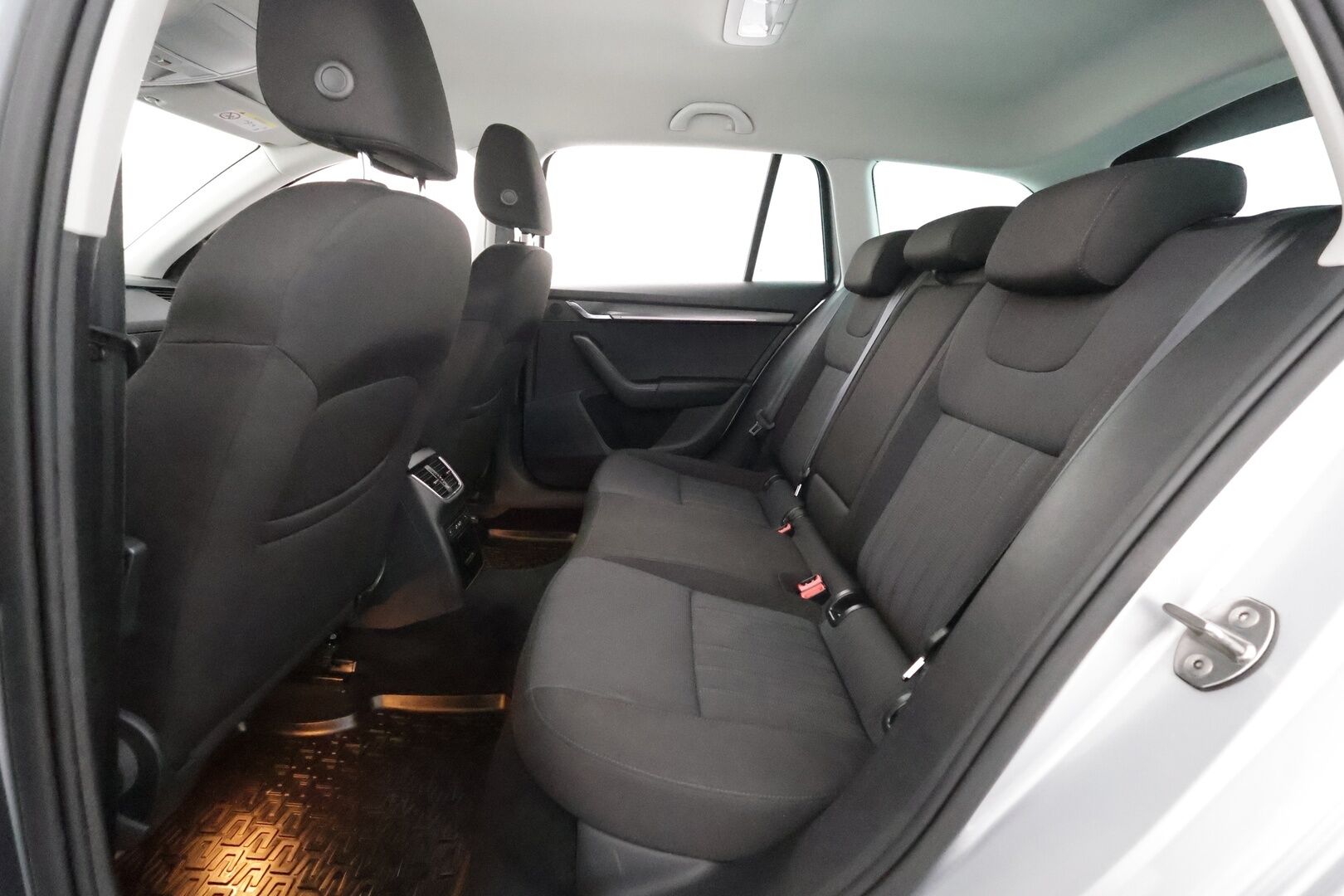 Skoda Octavia 2020 Combi 1,5 TSI Style BusinessLine DSG Aut. **1.Om suomi-auto / Webasto / Koukku / Adapt.Vakkari / P.Kamera / LED-valot** - Navi / Kaistavahti / Katveavustin / KeylessGO 