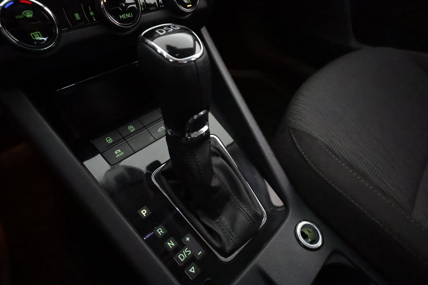 Skoda Octavia 2020 Combi 1,5 TSI Style BusinessLine DSG Aut. **1.Om suomi-auto / Webasto / Koukku / Adapt.Vakkari / P.Kamera / LED-valot** - Navi / Kaistavahti / Katveavustin / KeylessGO 