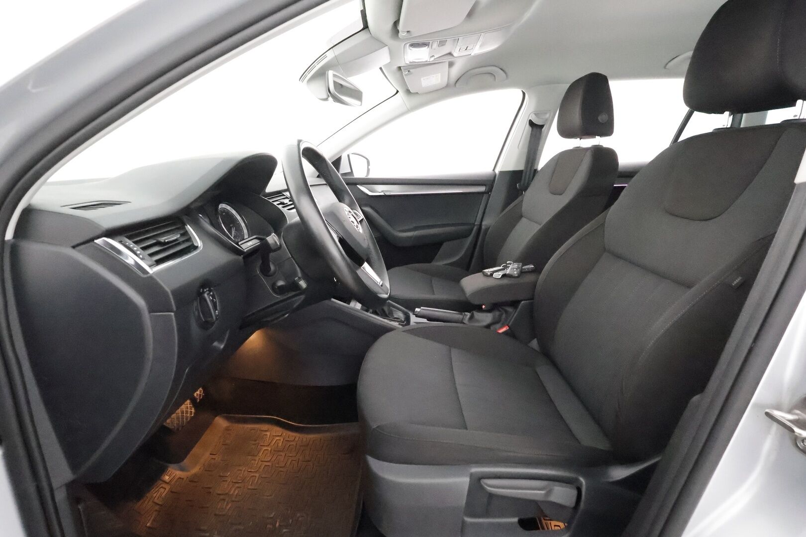 Skoda Octavia 2020 Combi 1,5 TSI Style BusinessLine DSG Aut. **1.Om suomi-auto / Webasto / Koukku / Adapt.Vakkari / P.Kamera / LED-valot** - Navi / Kaistavahti / Katveavustin / KeylessGO 