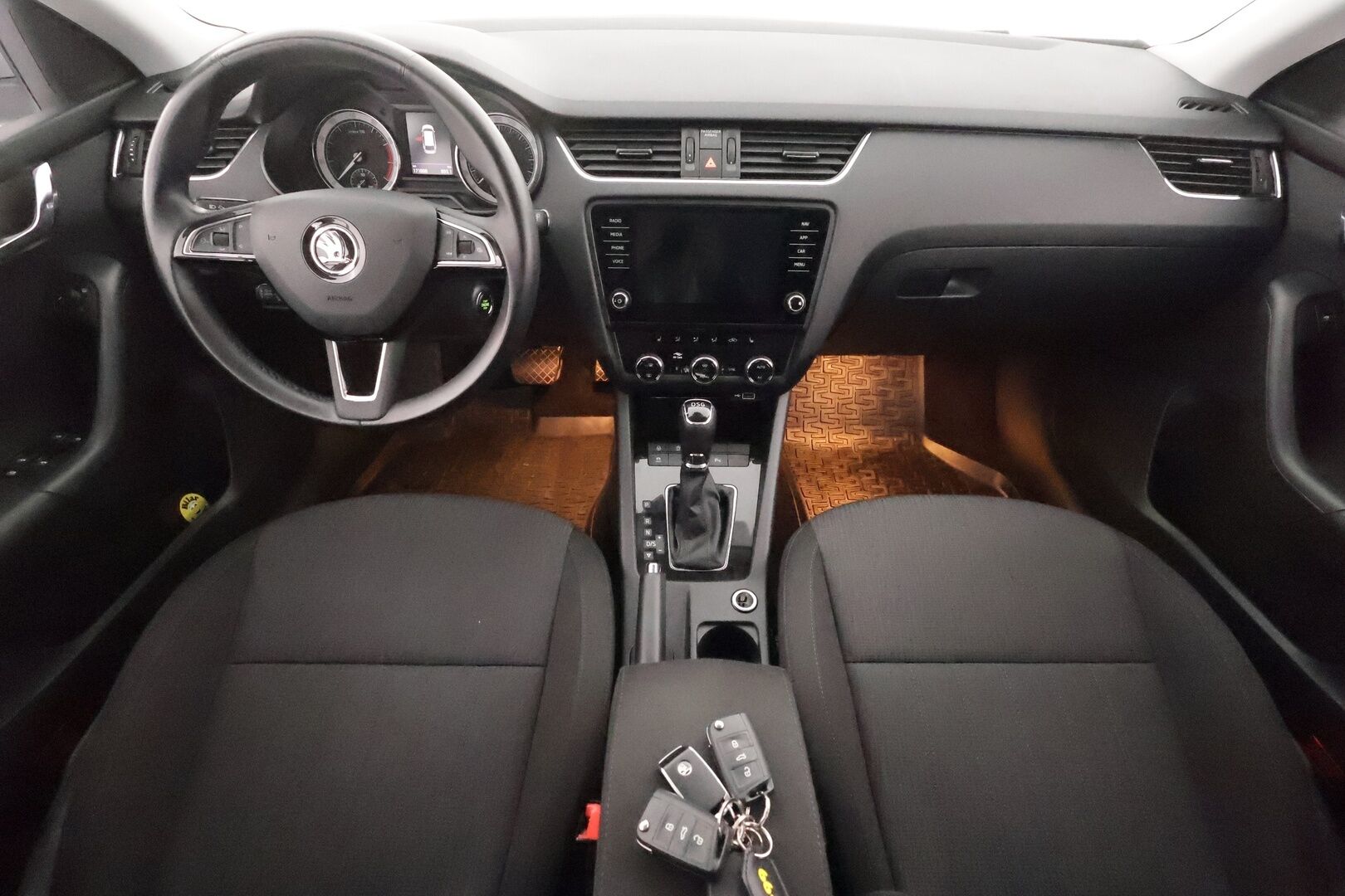 Skoda Octavia 2020 Combi 1,5 TSI Style BusinessLine DSG Aut. **1.Om suomi-auto / Webasto / Koukku / Adapt.Vakkari / P.Kamera / LED-valot** - Navi / Kaistavahti / Katveavustin / KeylessGO 