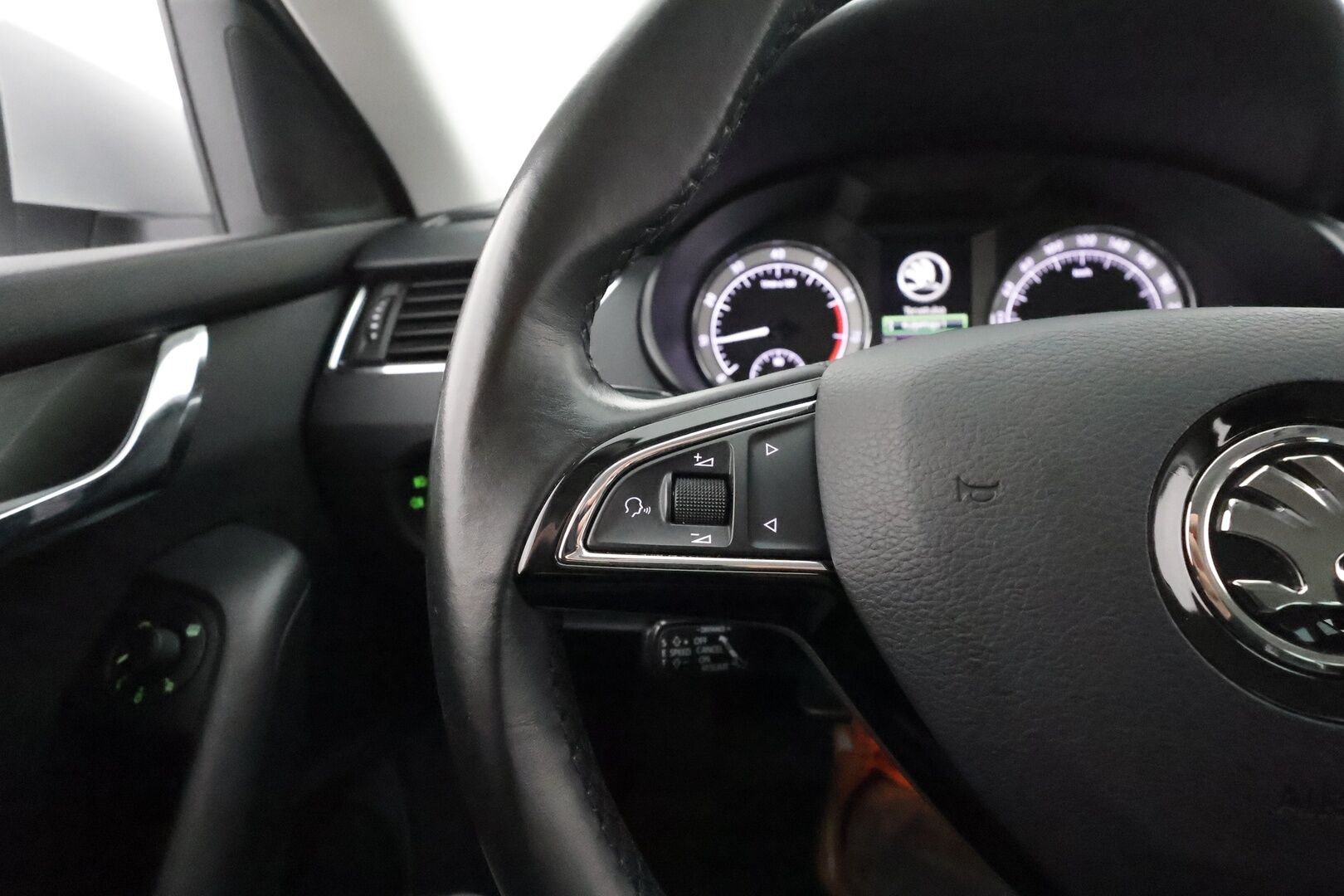 Skoda Octavia 2020 Combi 1,5 TSI Style BusinessLine DSG Aut. **1.Om suomi-auto / Webasto / Koukku / Adapt.Vakkari / P.Kamera / LED-valot** - Navi / Kaistavahti / Katveavustin / KeylessGO 