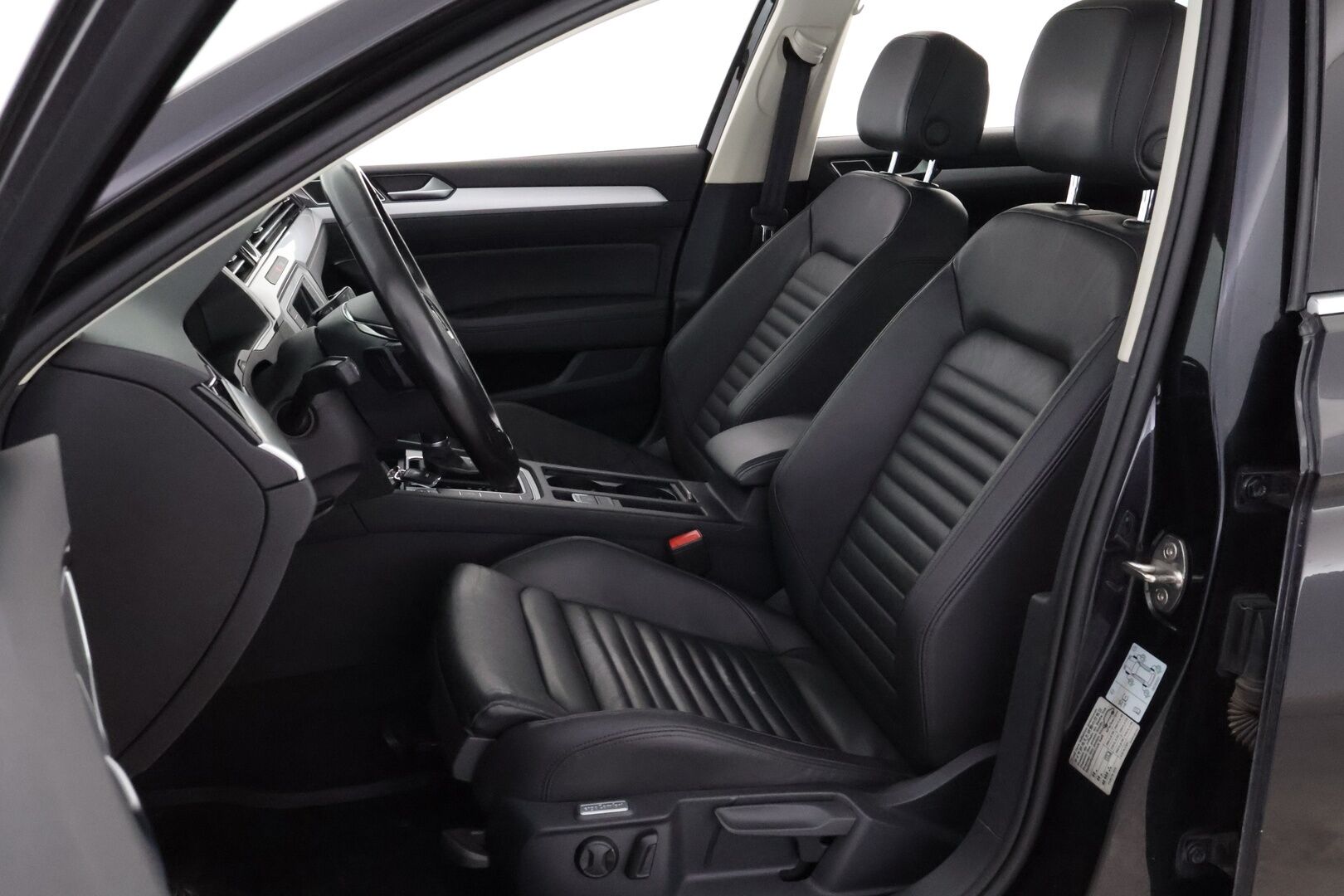 Volkswagen Passat 2017 Variant Highline 2,0 TDI 110 kW (150 hv) DSG-aut * Webasto / Adapt.vakkari / Panoraama / Nahkasisusta / Vetokoukku / Peruutuskamera - LED / Sähköluukku / Ei adblue järjestelmää / Jakopää tehty!